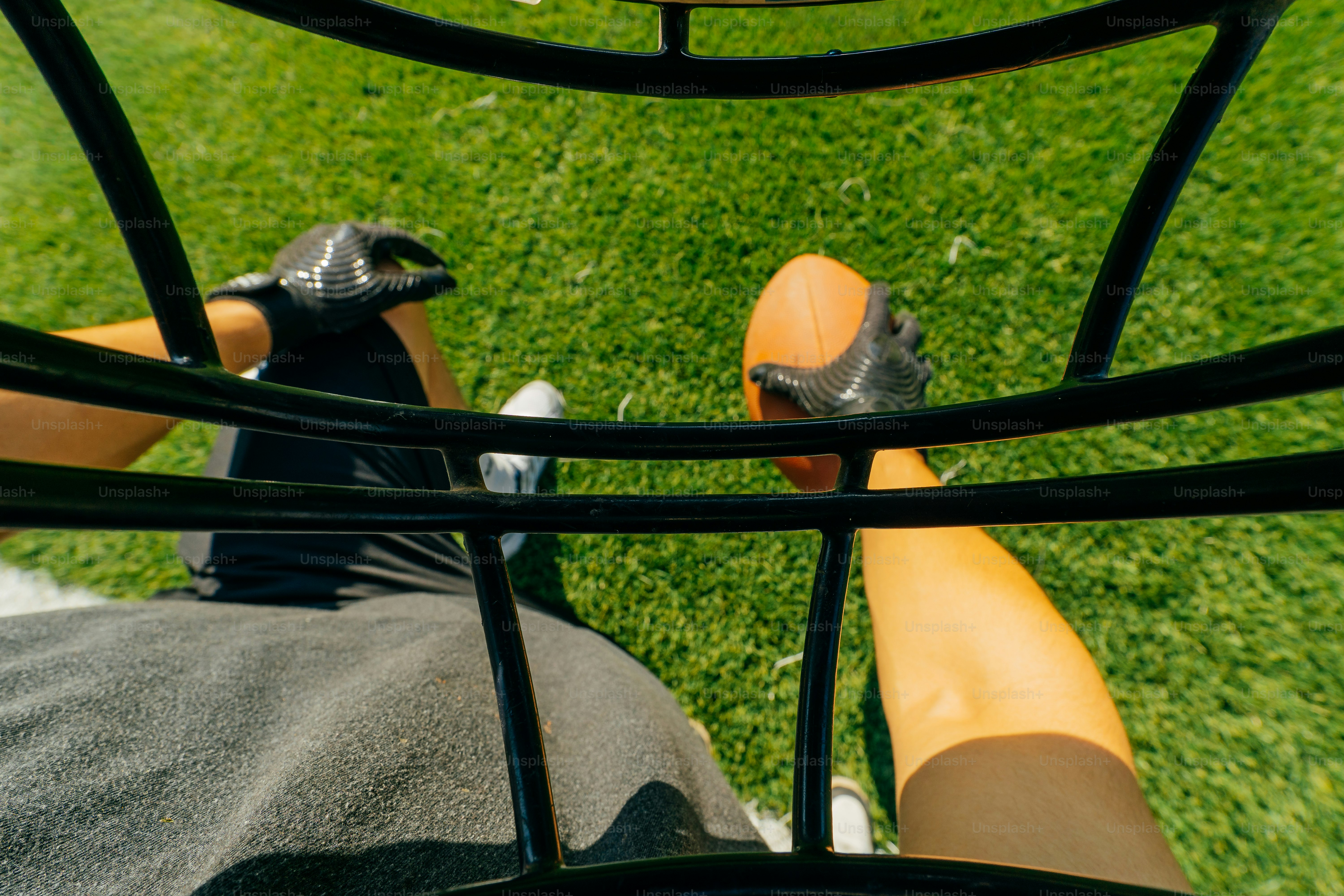 Vista desde detrás de un casco de fútbol americano en un campo de césped