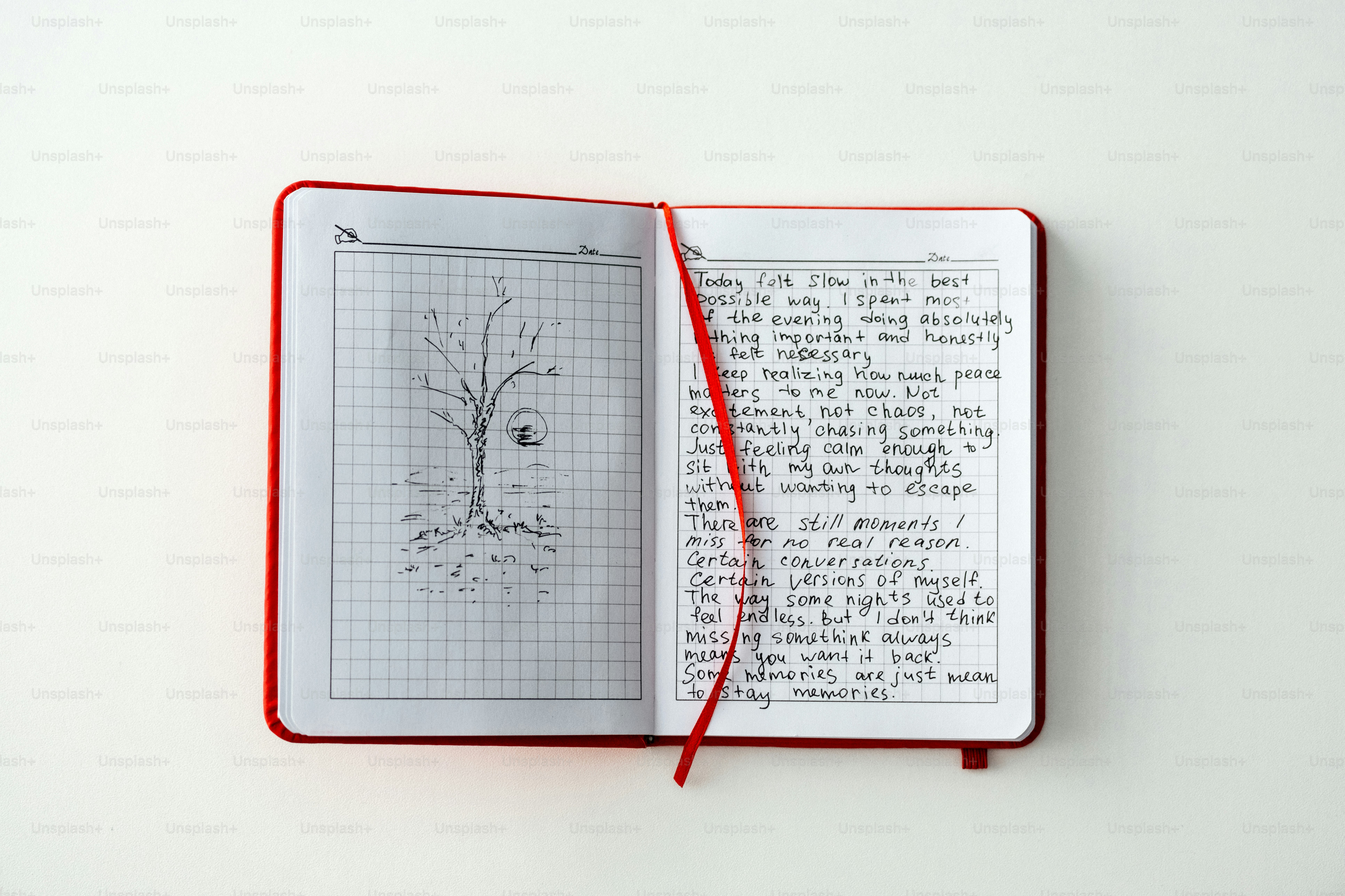 Un carnet ouvert avec un dessin et un texte manuscrit.