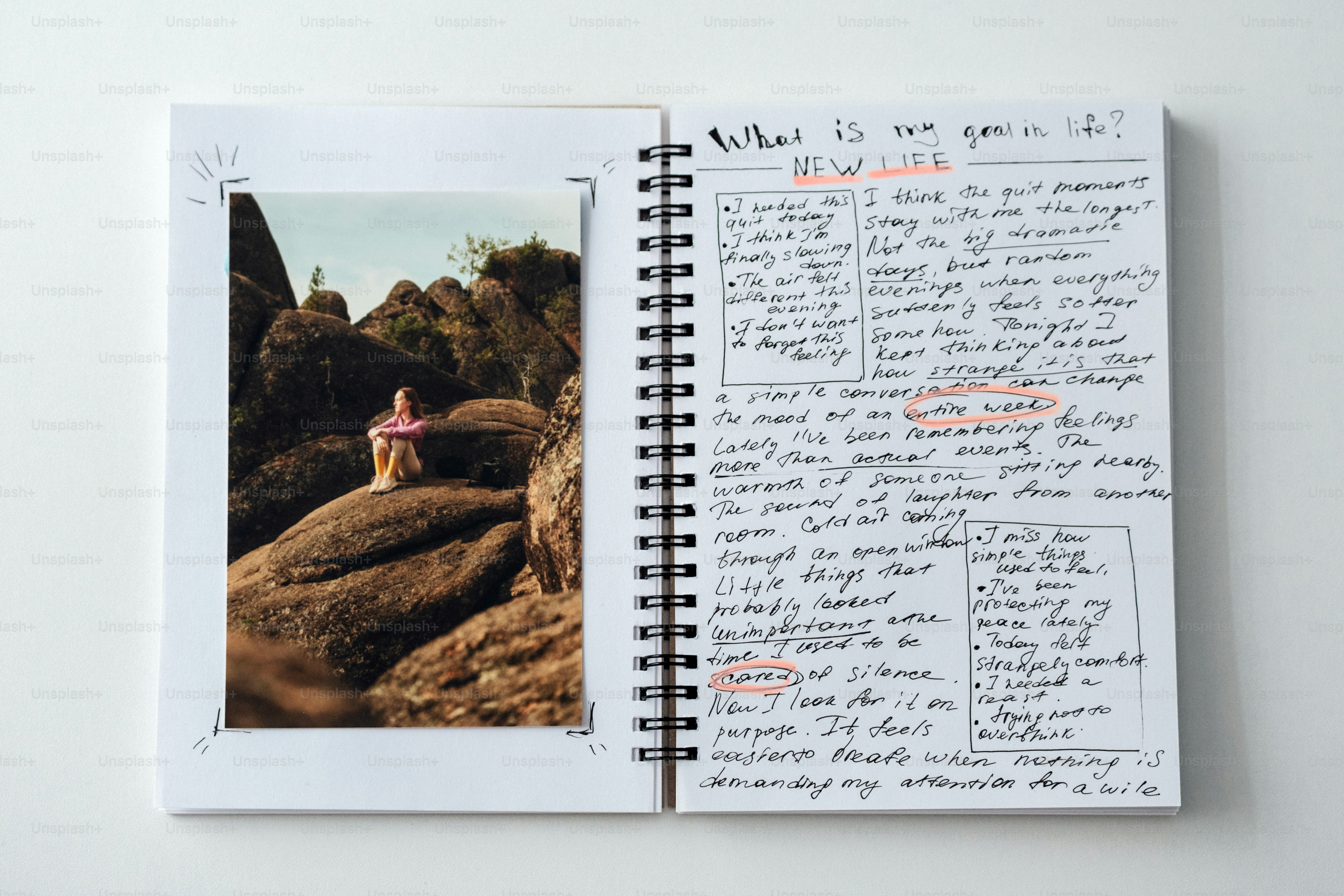 Ouvre un carnet spiralé avec une photo et un texte manuscrit.