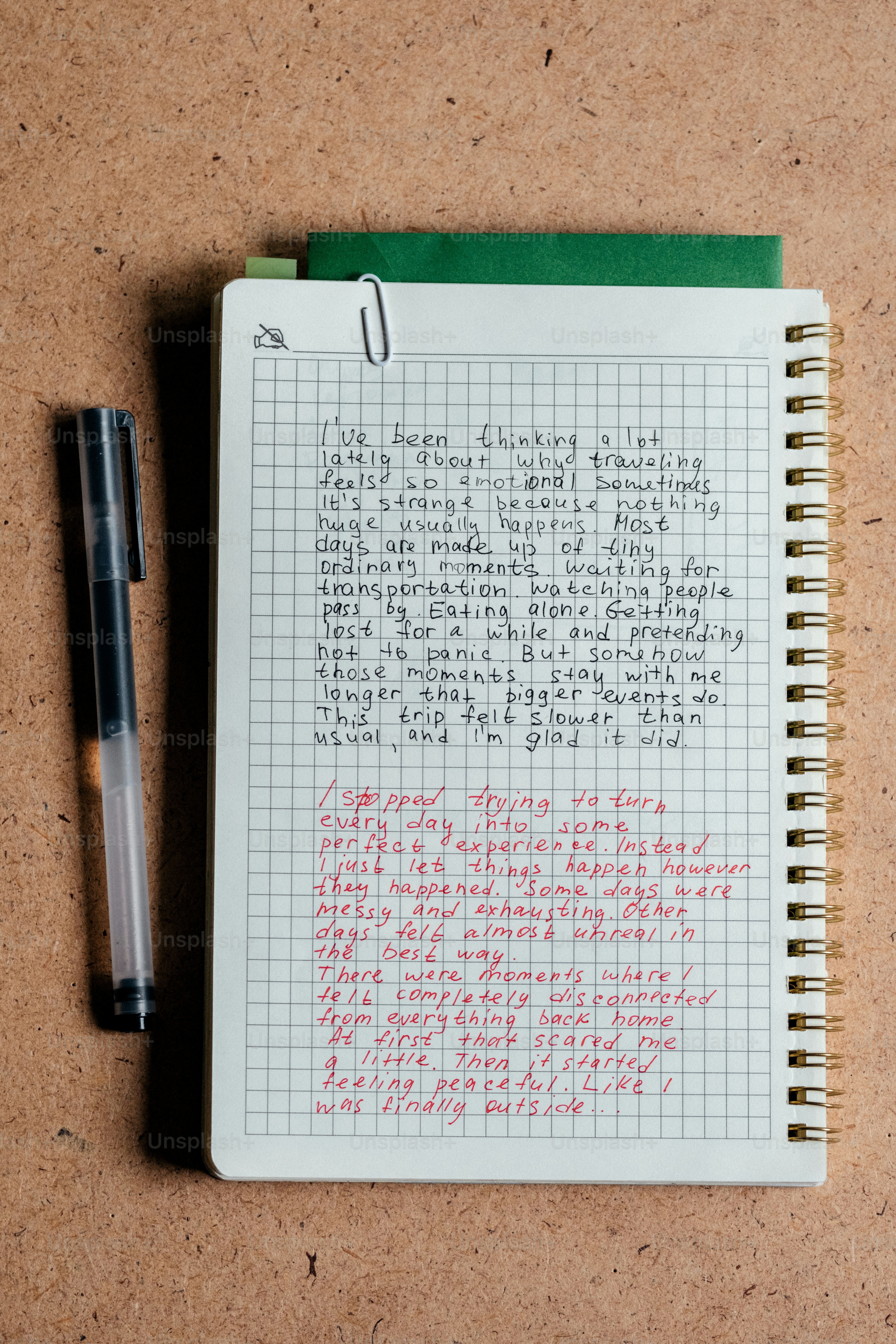 Des notes manuscrites dans un carnet grillé avec un stylo.
