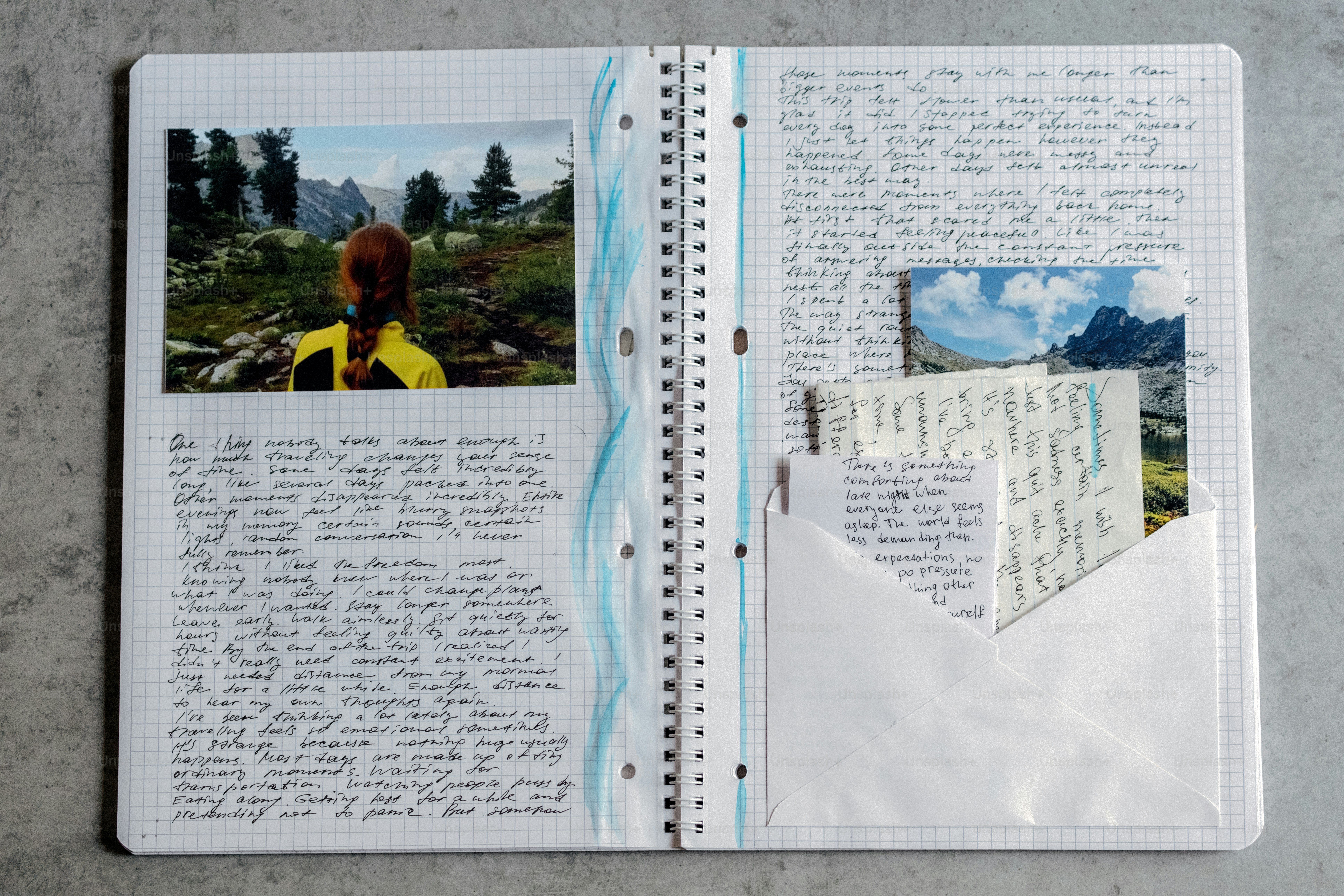 Ouvre un carnet avec du texte manuscrit, des photos et une enveloppe.