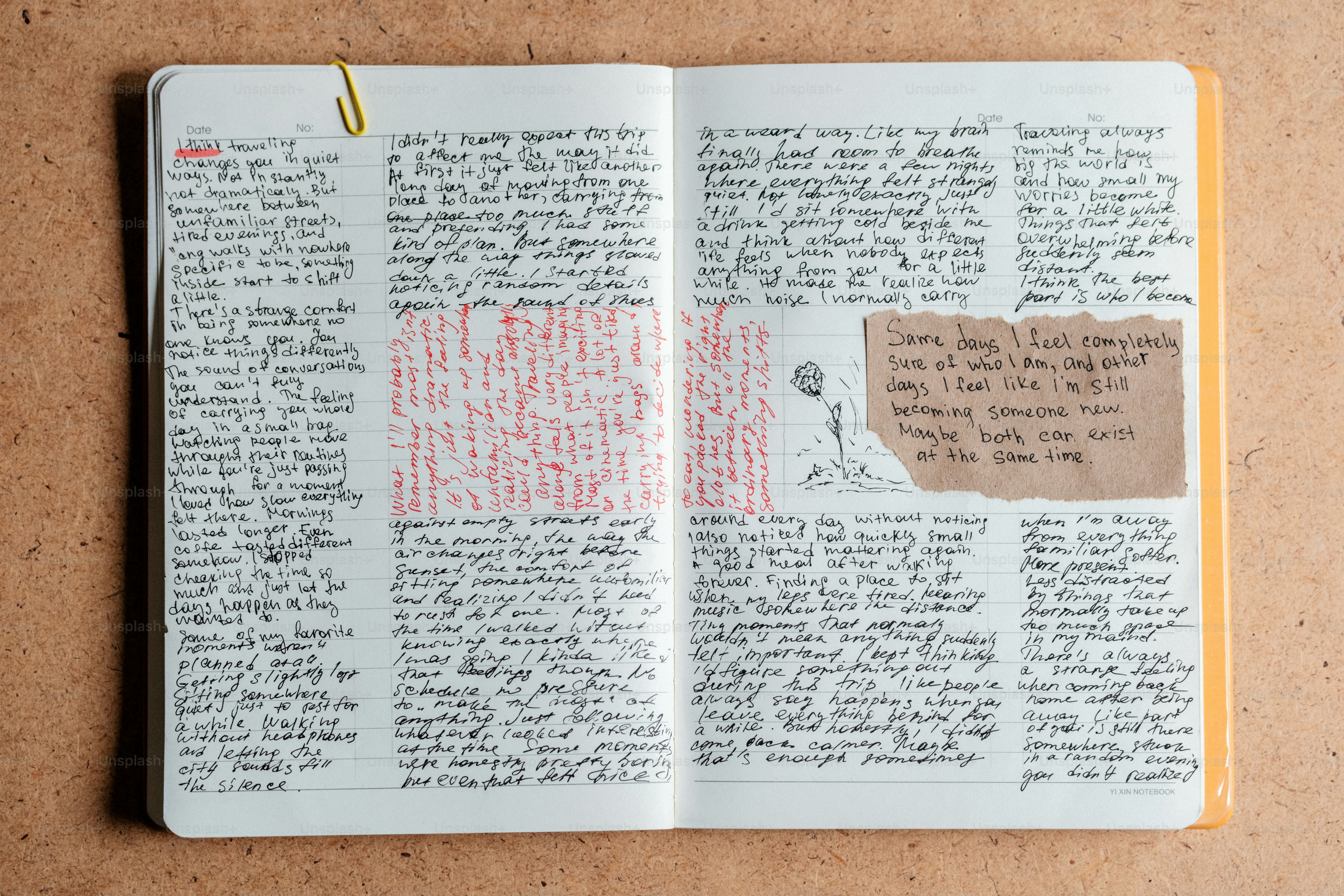 Un carnet ouvert avec des entrées manuscrites et un dessin.