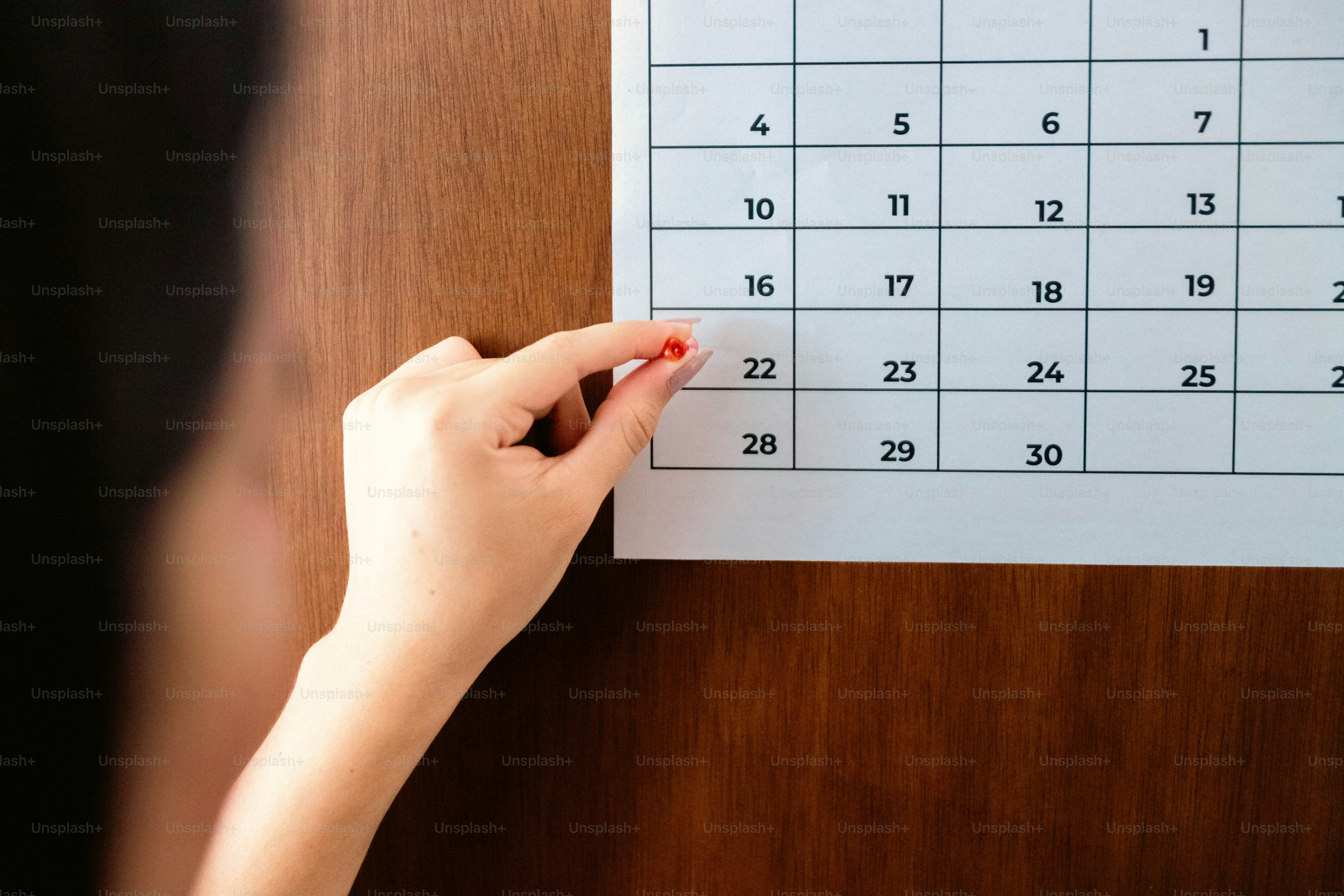 Menandai tanggal dengan tangan di kalender