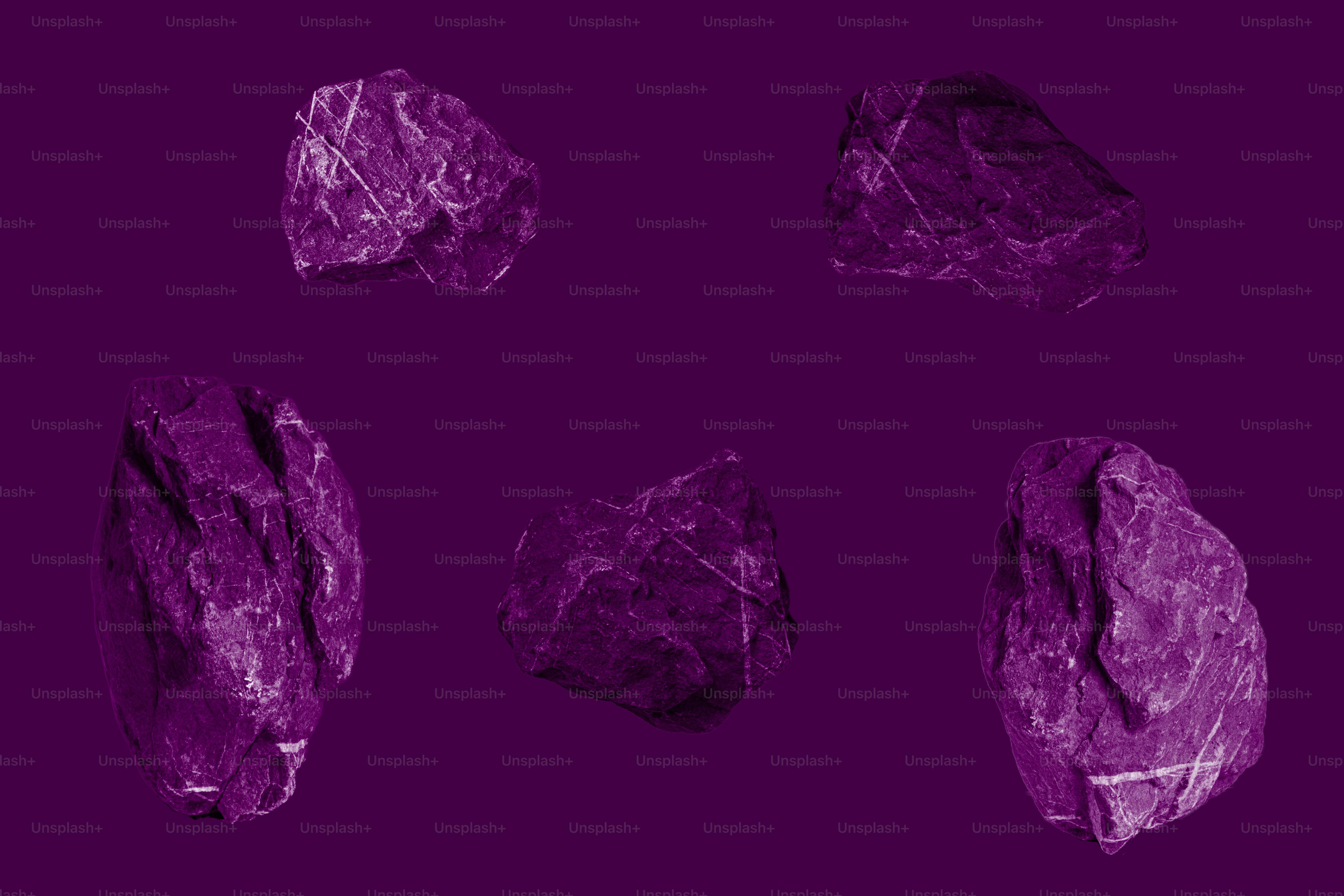 Cinque rocce viola su uno sfondo viola