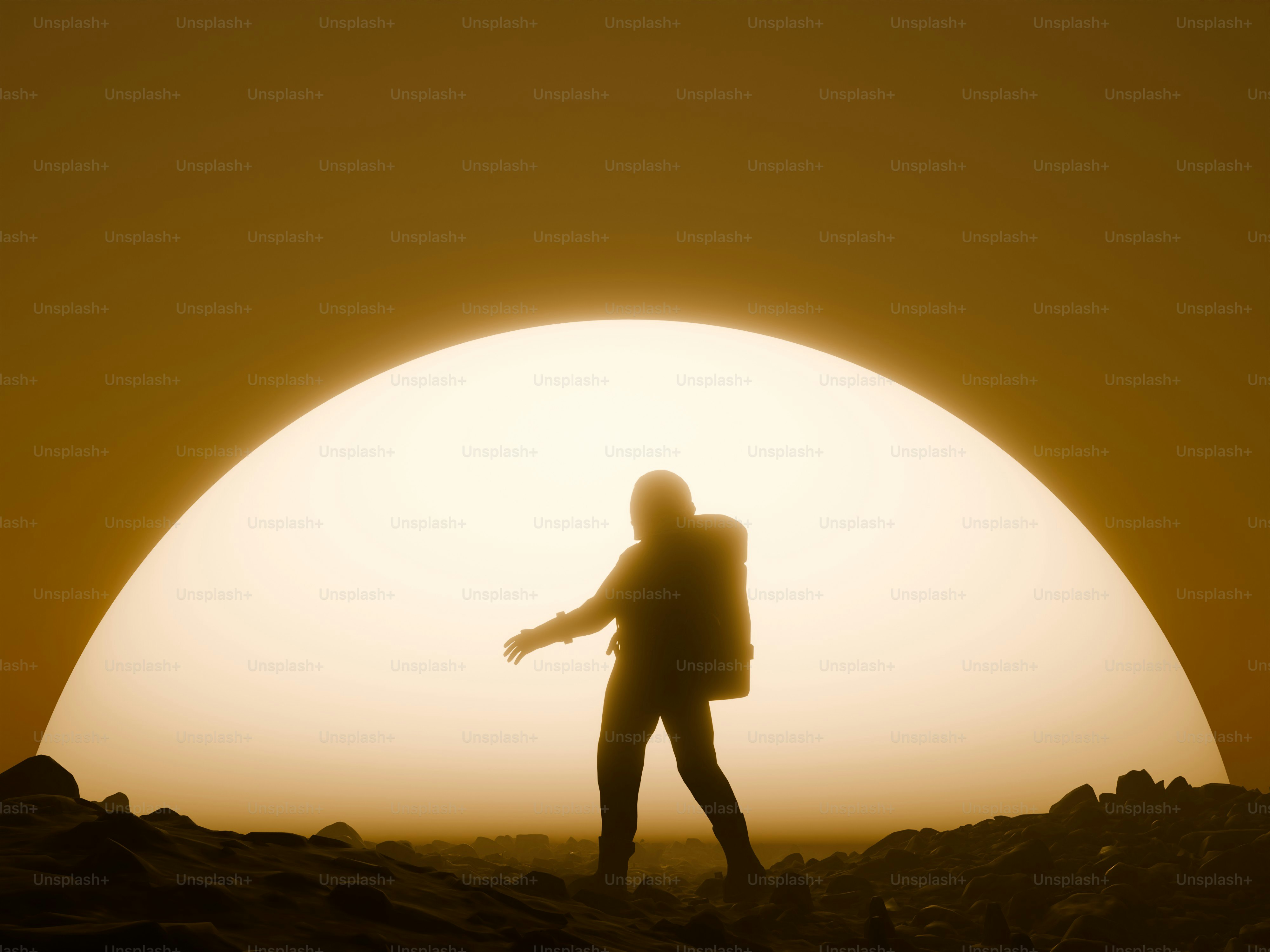 Silhouette di un escursionista contro un grande sole.