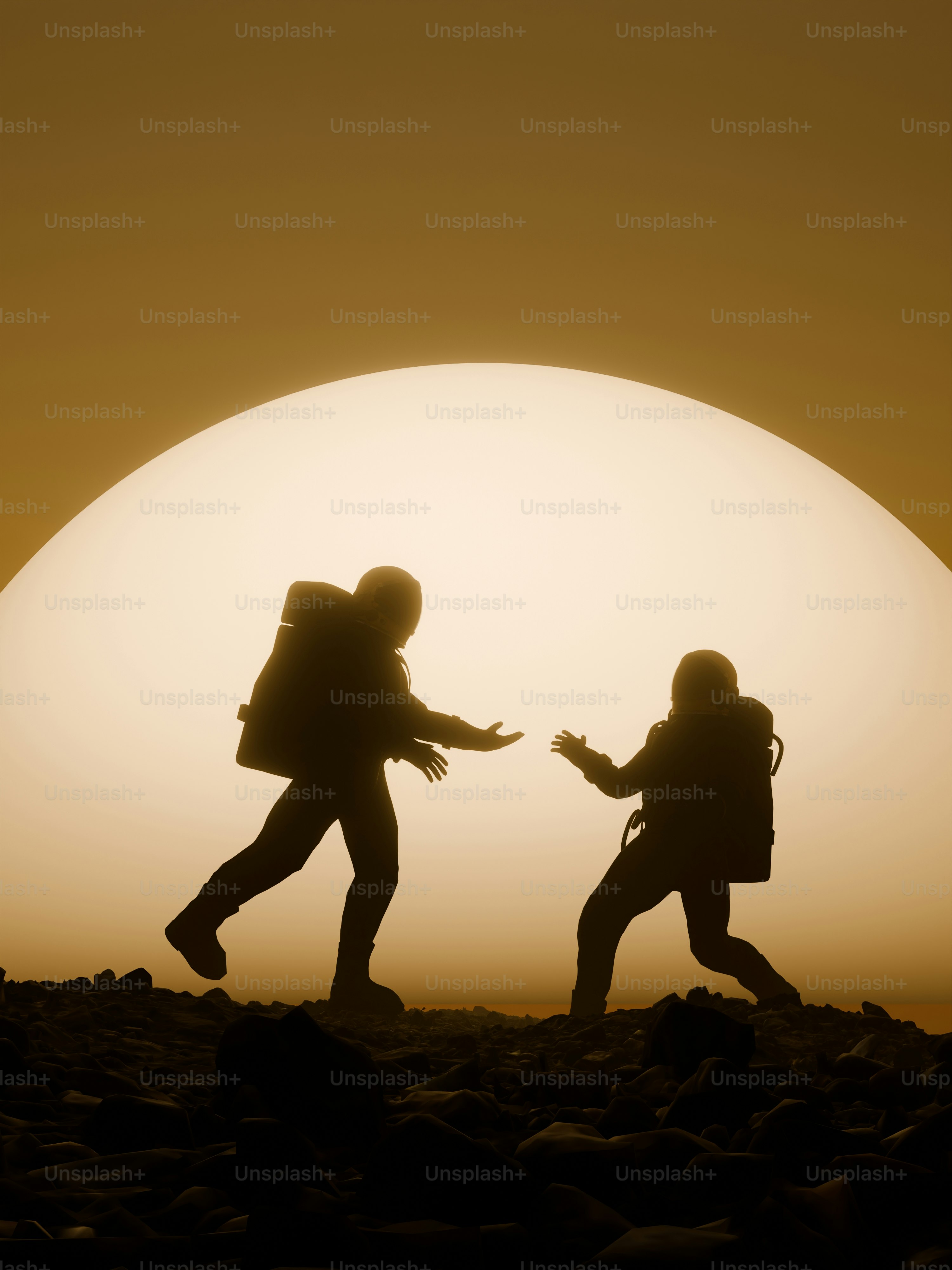 Due astronauti che si tendono l'uno verso l'altro contro un grande sole.