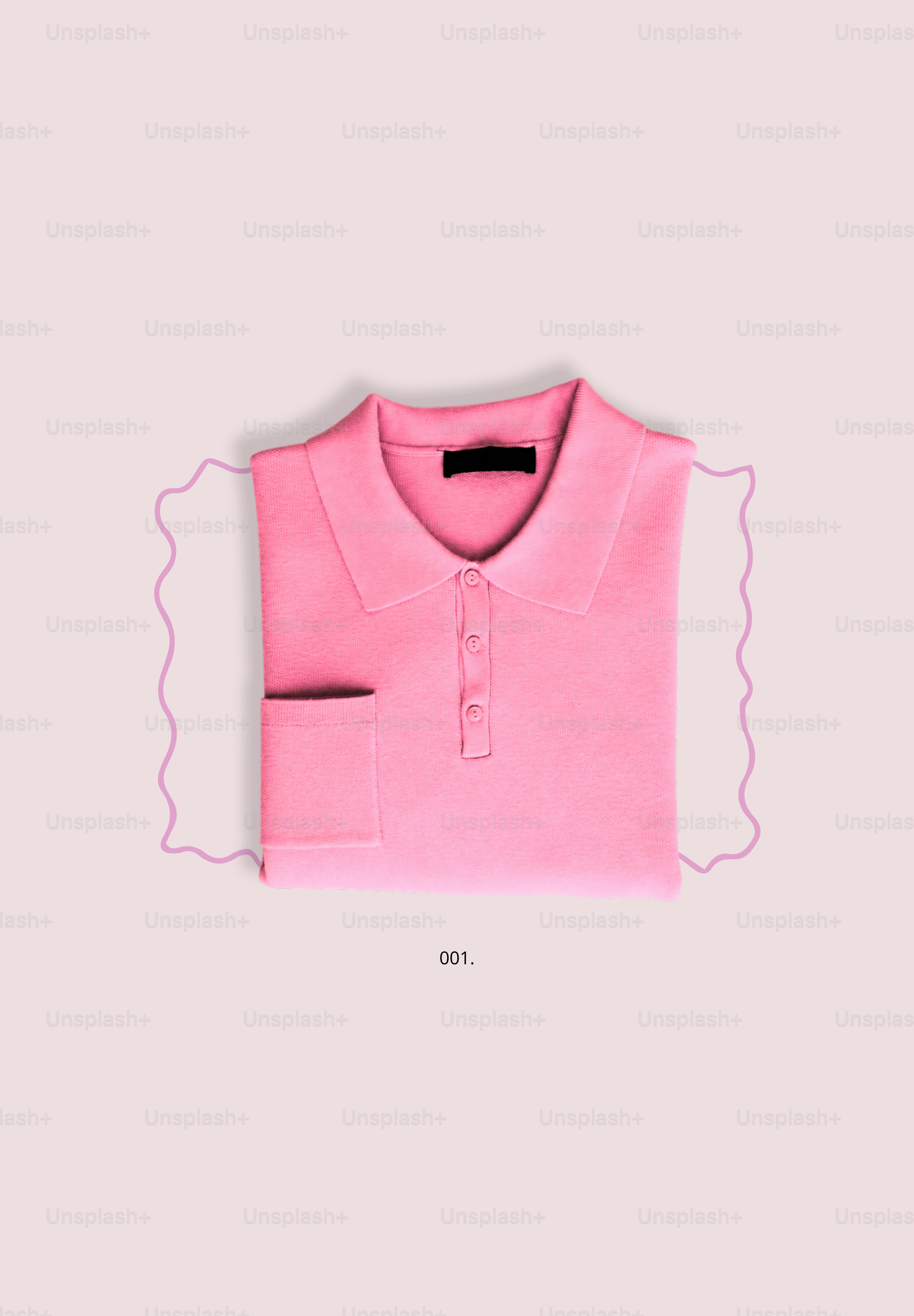 Ein rosa Poloshirt mit Tasche