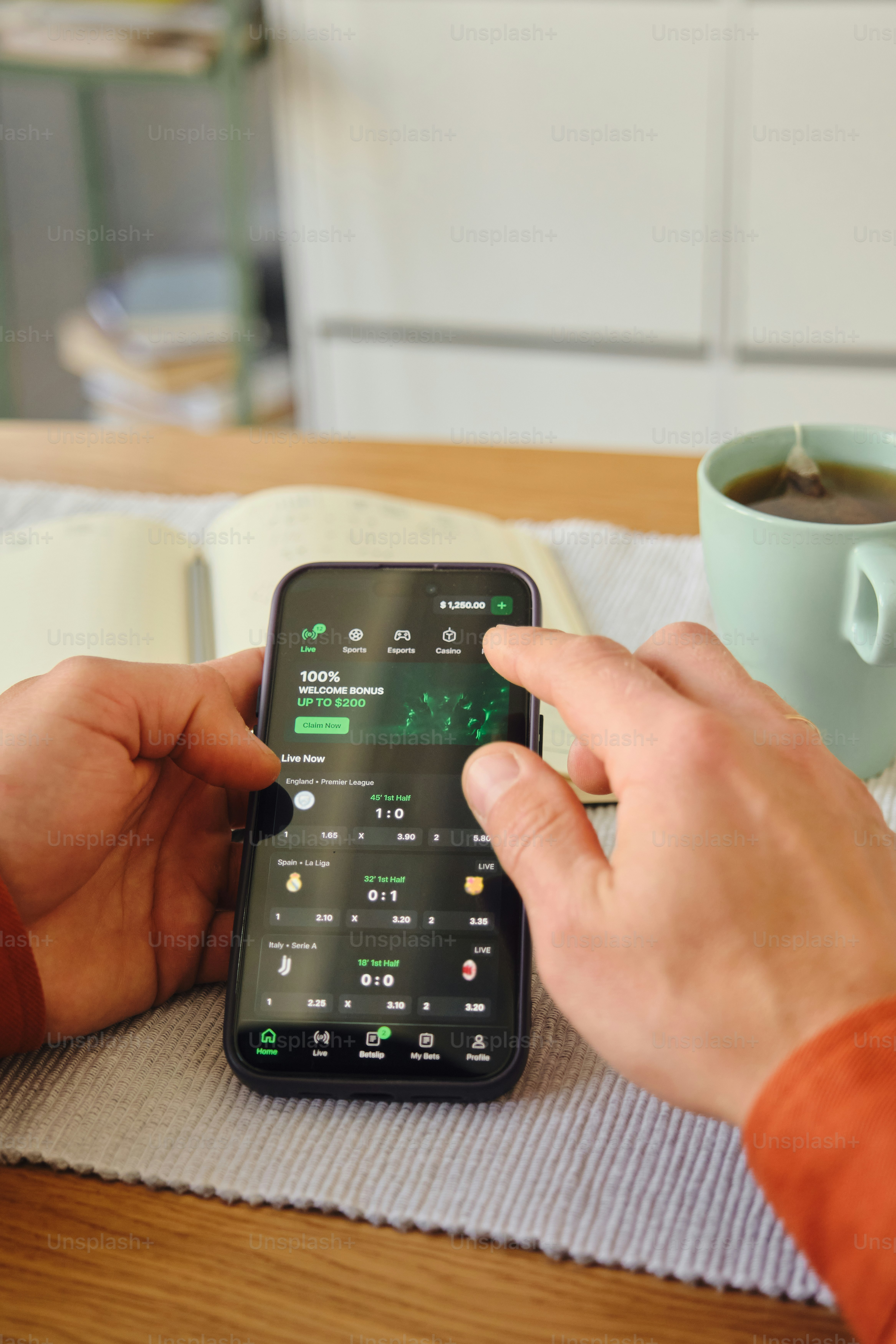 Persona usando una app de fitness en un smartphone