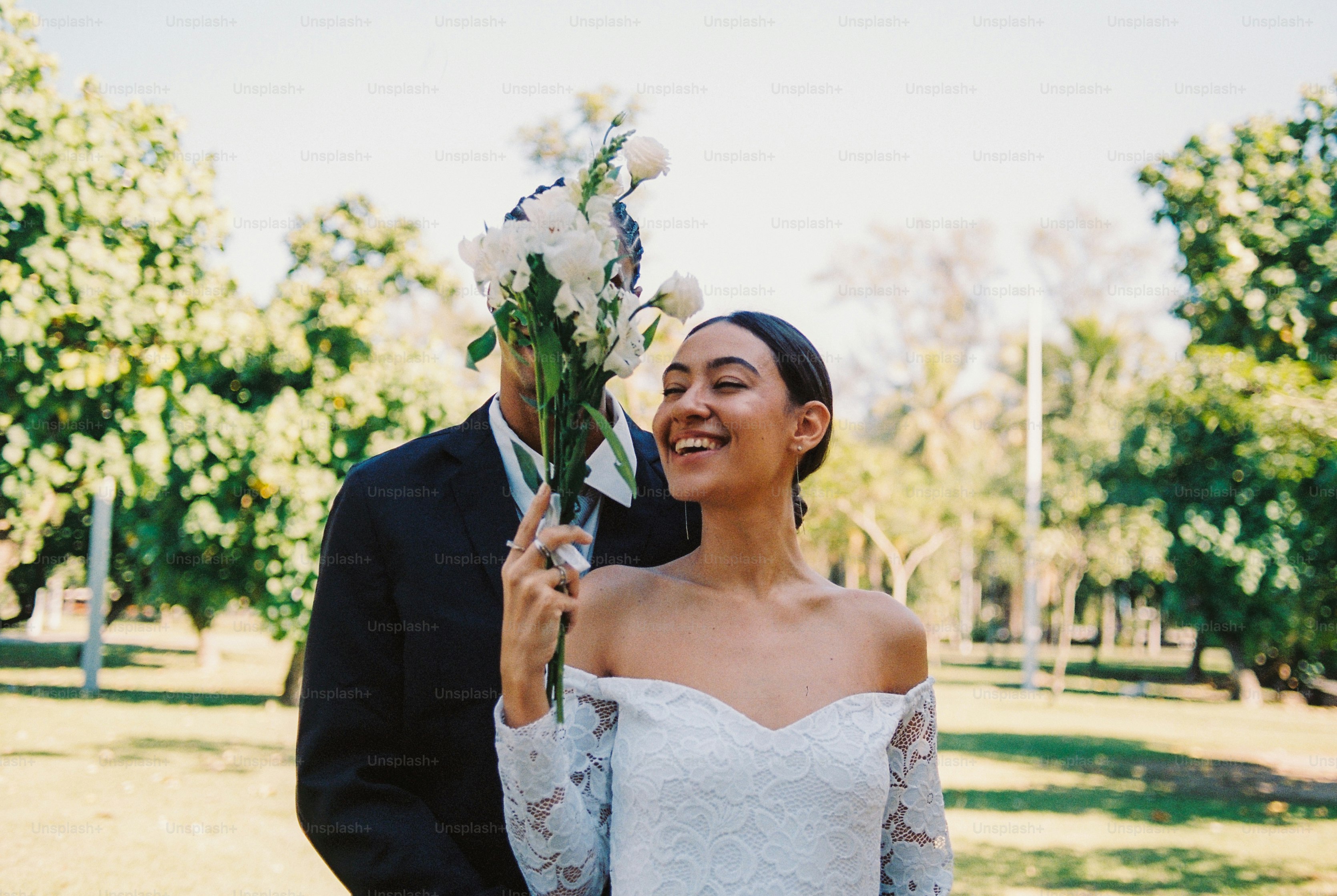 Pengantin memegang bunga di taman
