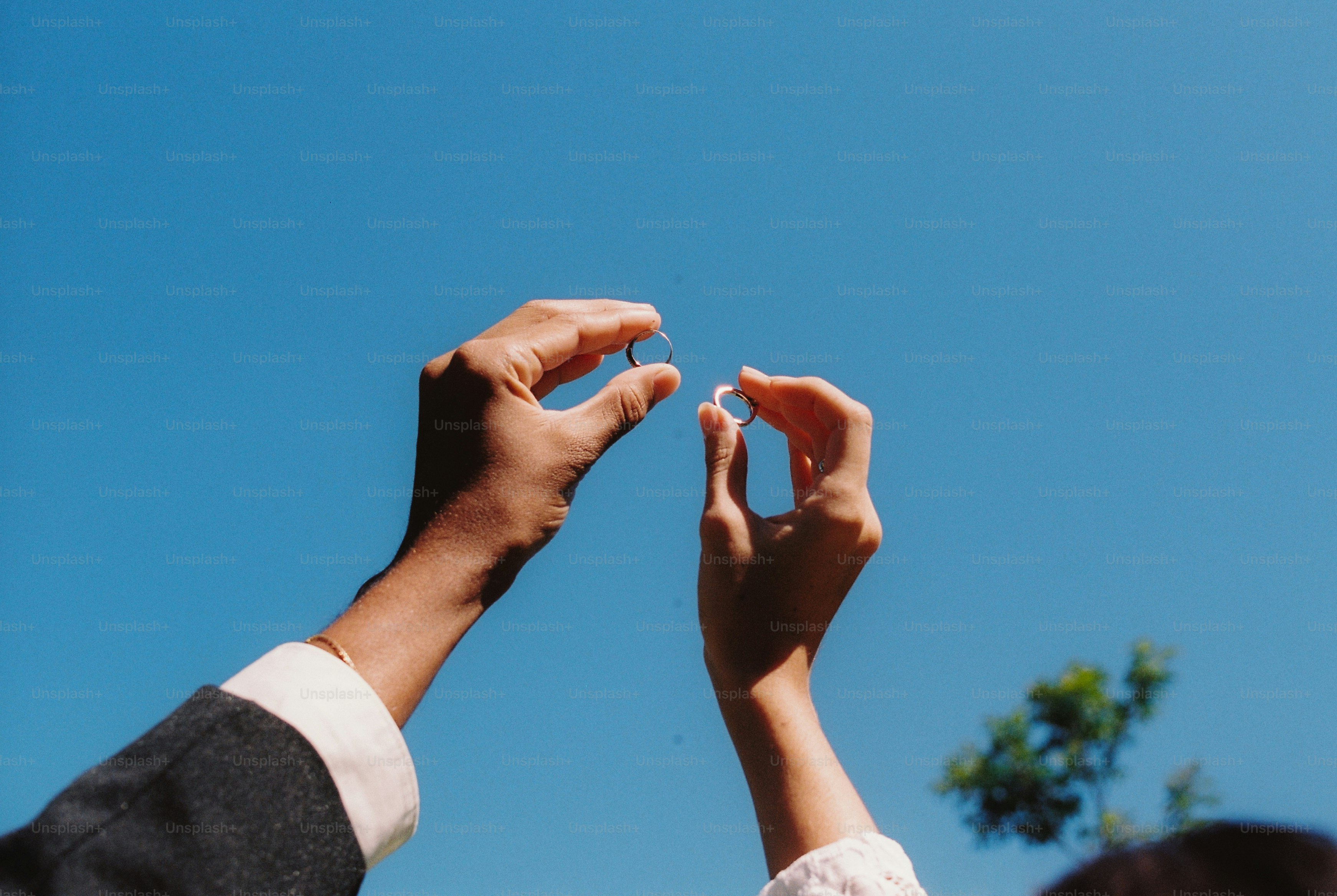 Tangan memegang cincin di langit biru yang cerah