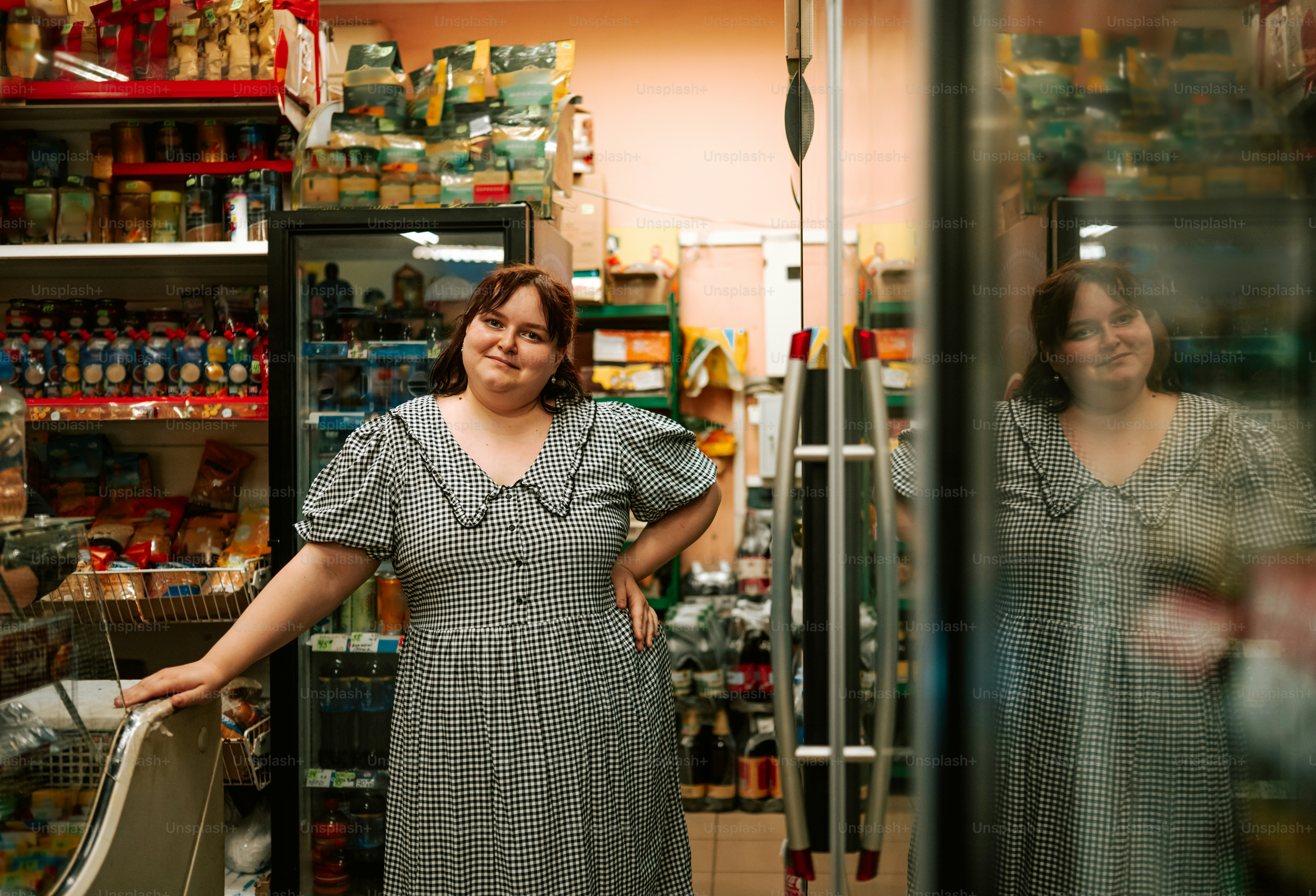 Mulher sorrindo em uma pequena loja de conveniência