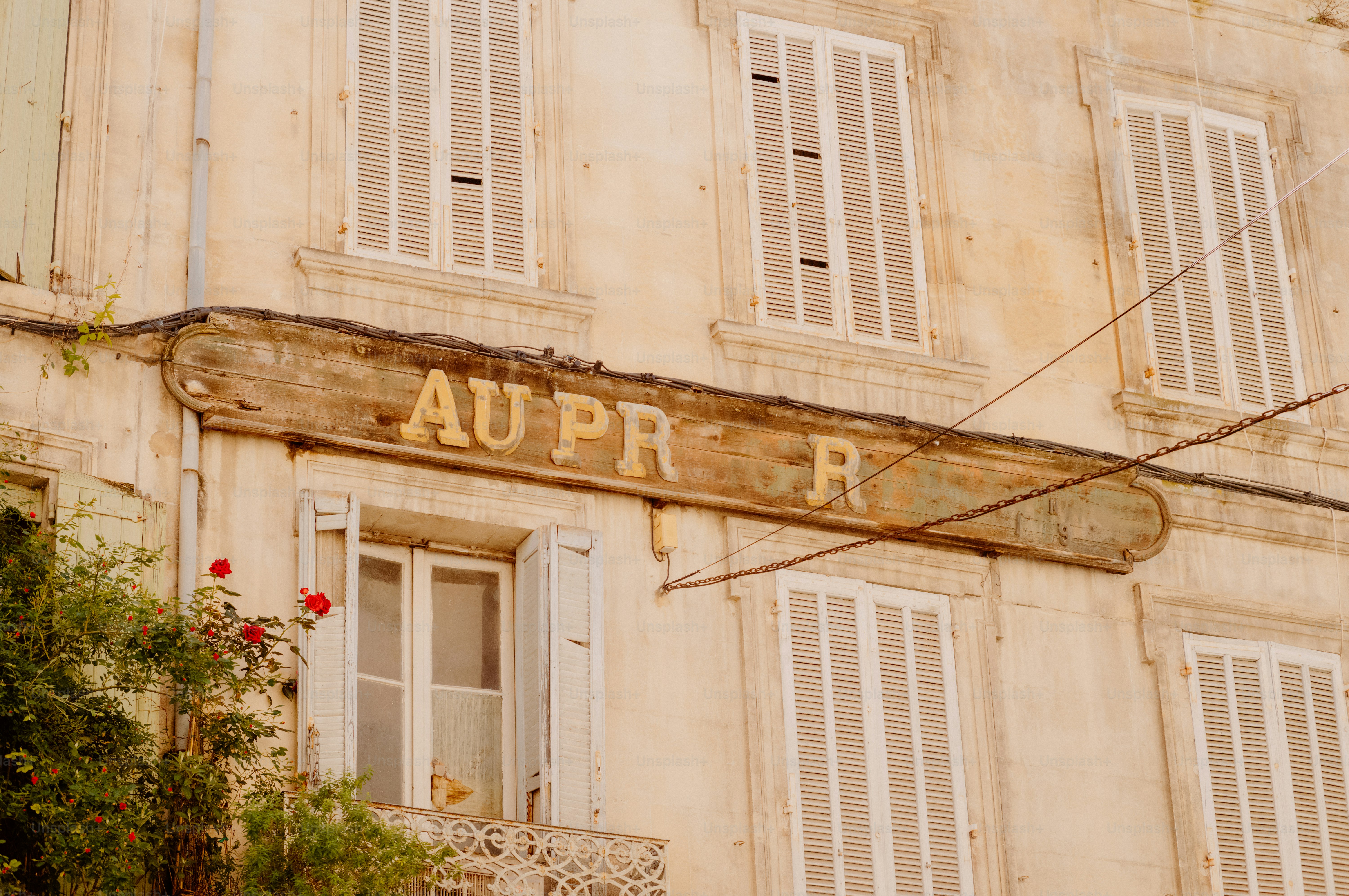 Old building facade with weathered sign 'au prgr'
