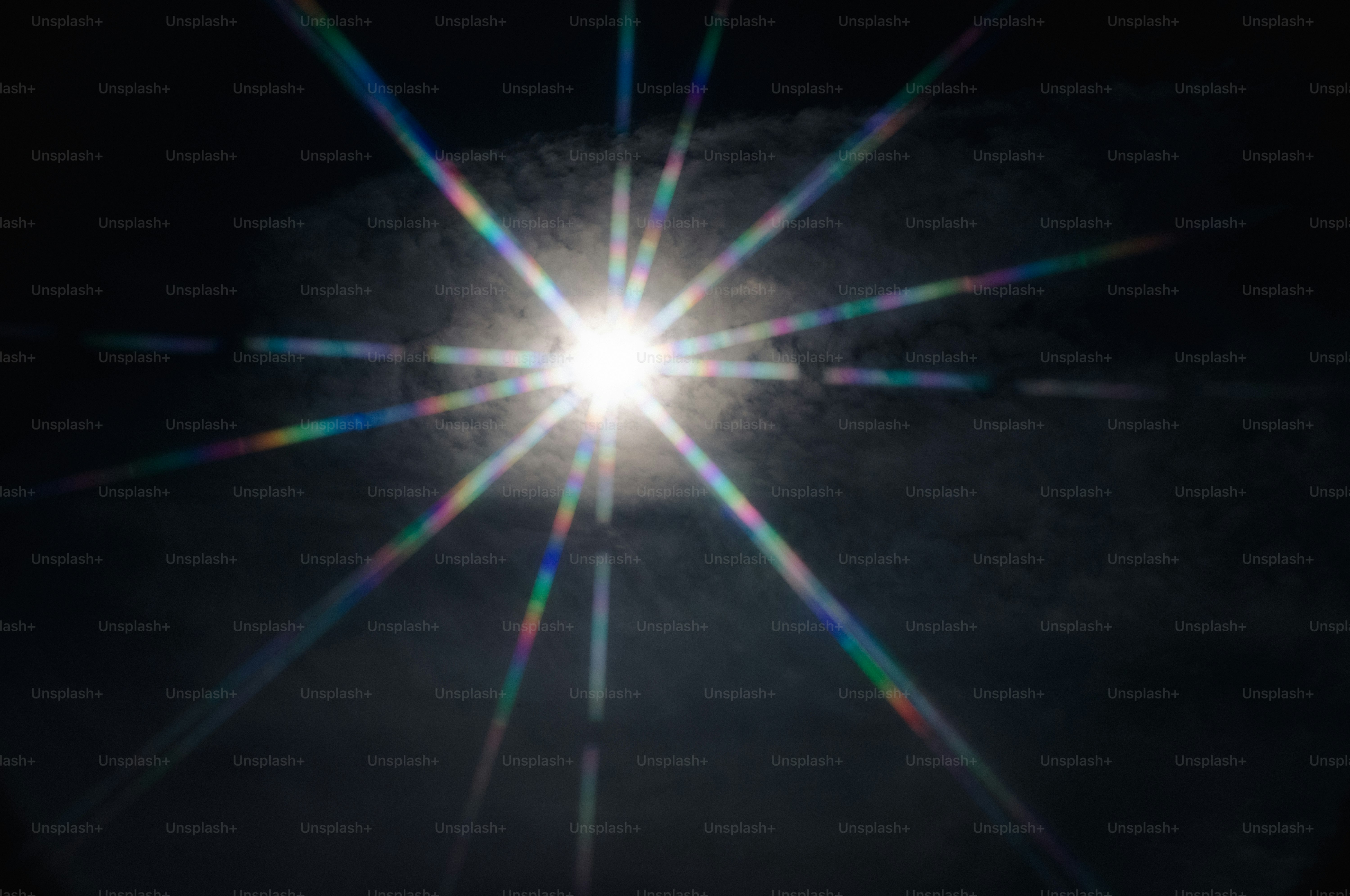 Uma luz brilhante em forma de estrela com reflexos de lente coloridos em preto
