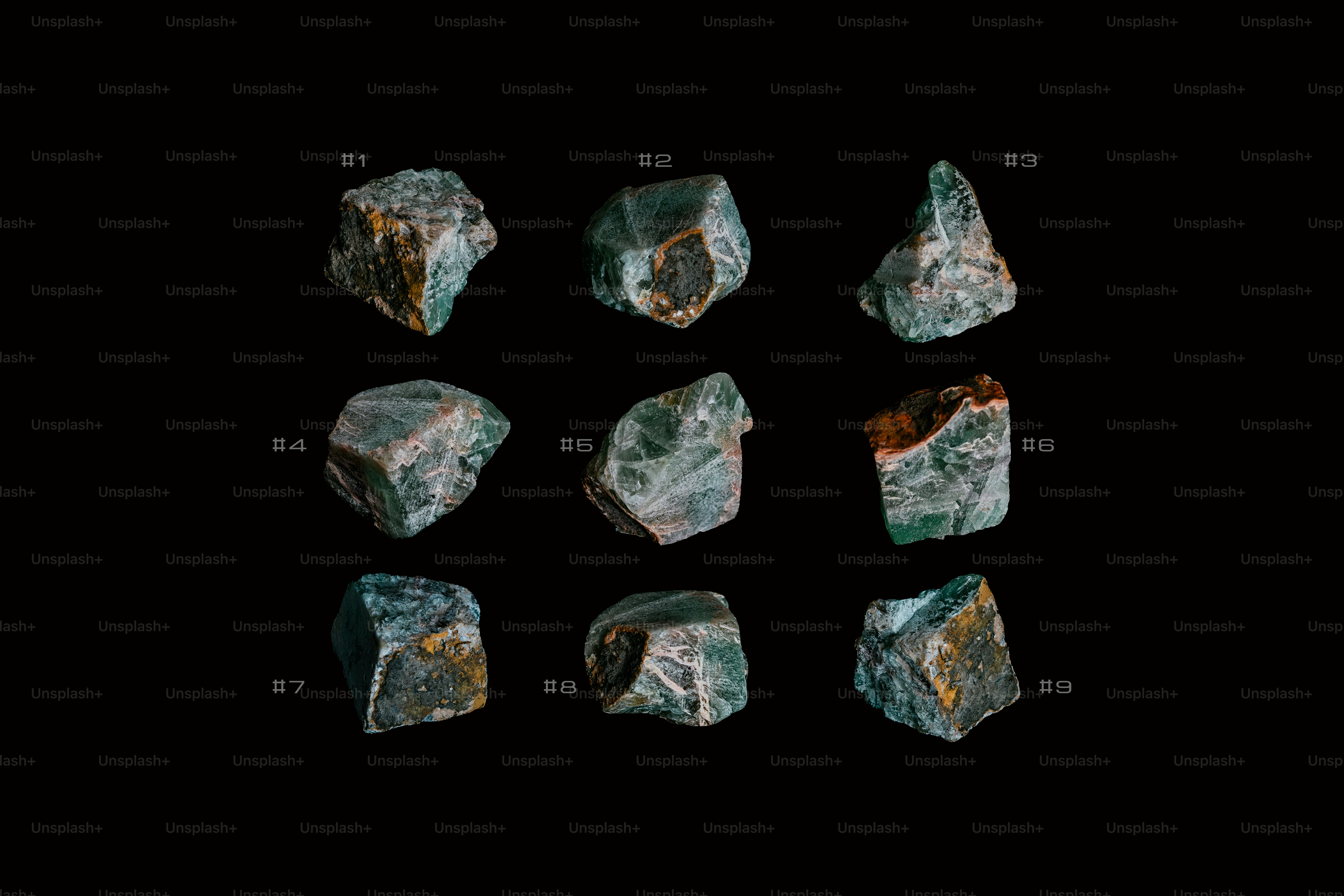 Sembilan spesimen mineral kasar dengan latar belakang hitam.