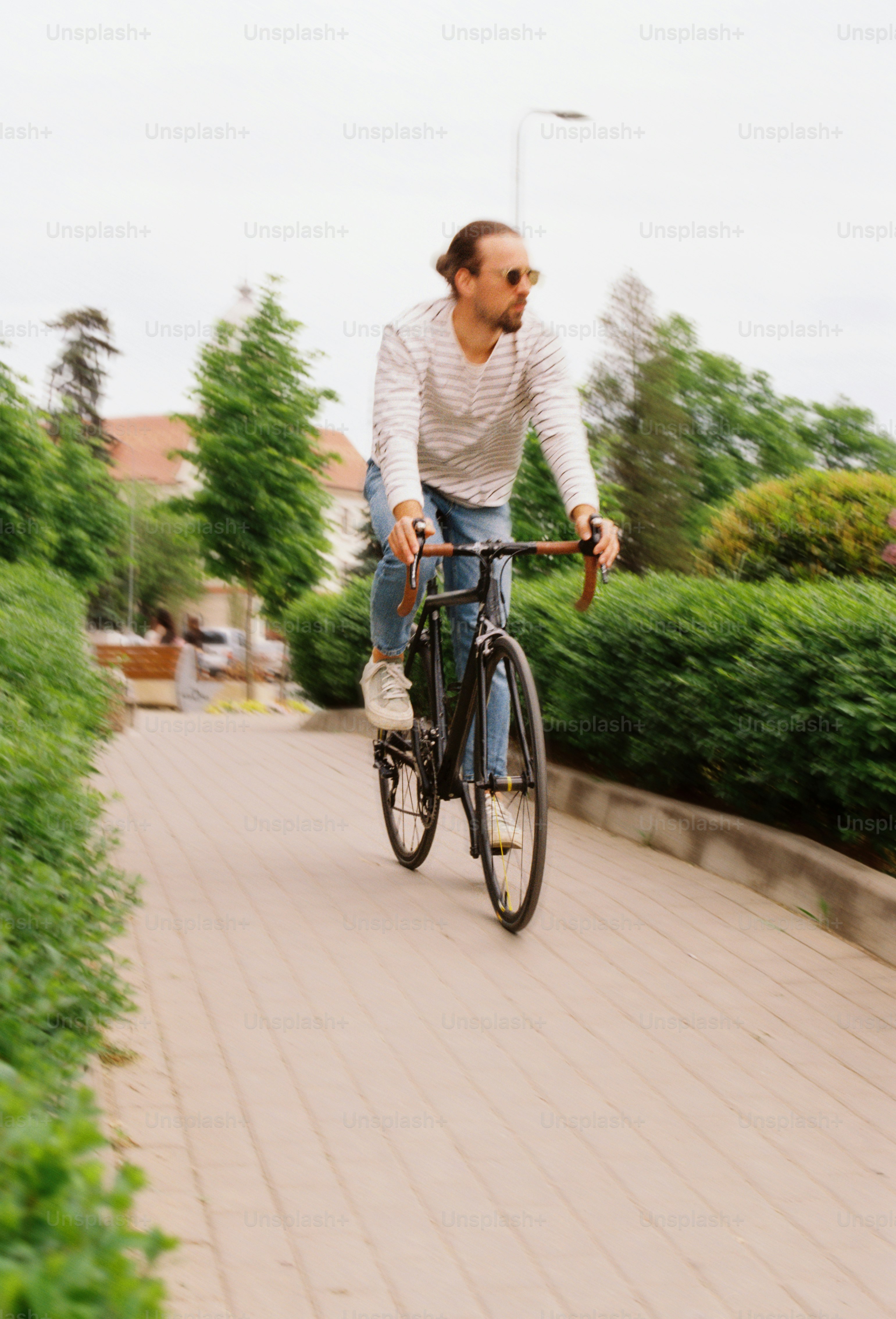 サングラスをかけた男性が屋外で自転車に乗っている。
