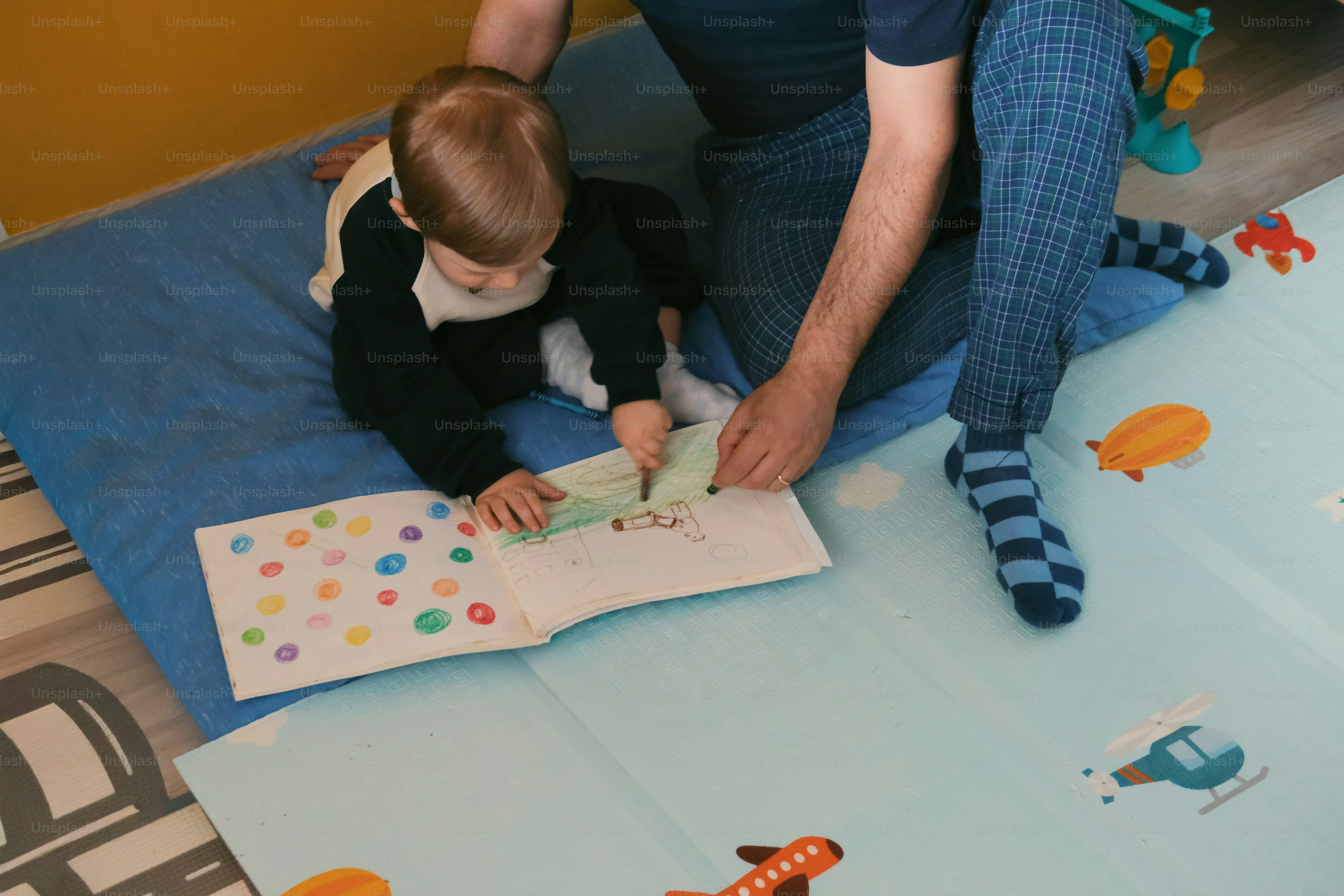 Adulti e bambini che leggono insieme un colorato libro illustrato