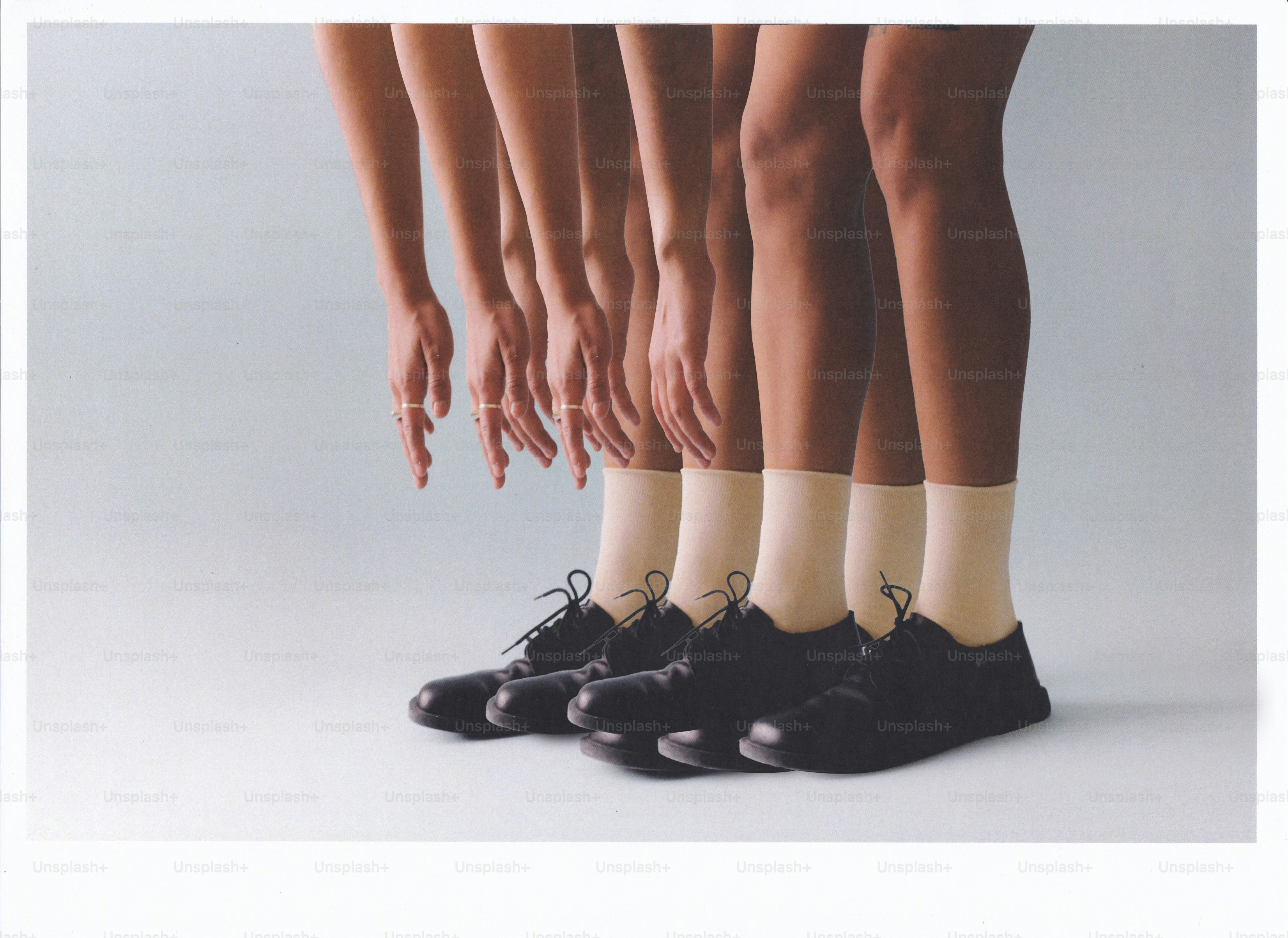 Pernas e mãos repetidas se curvando em direção aos sapatos pretos.