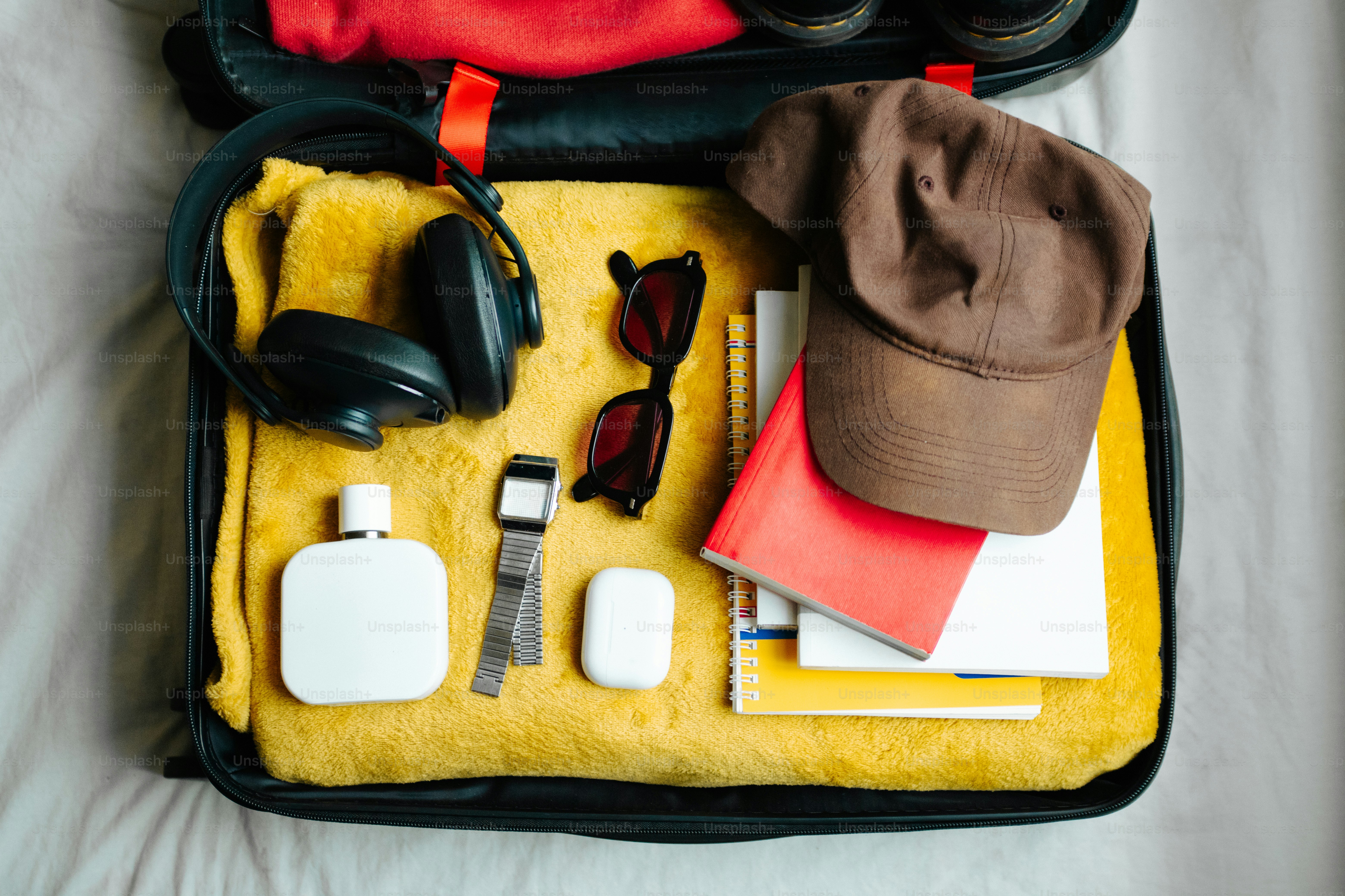 Reise-Essentials ordentlich in einem offenen Koffer verpackt.