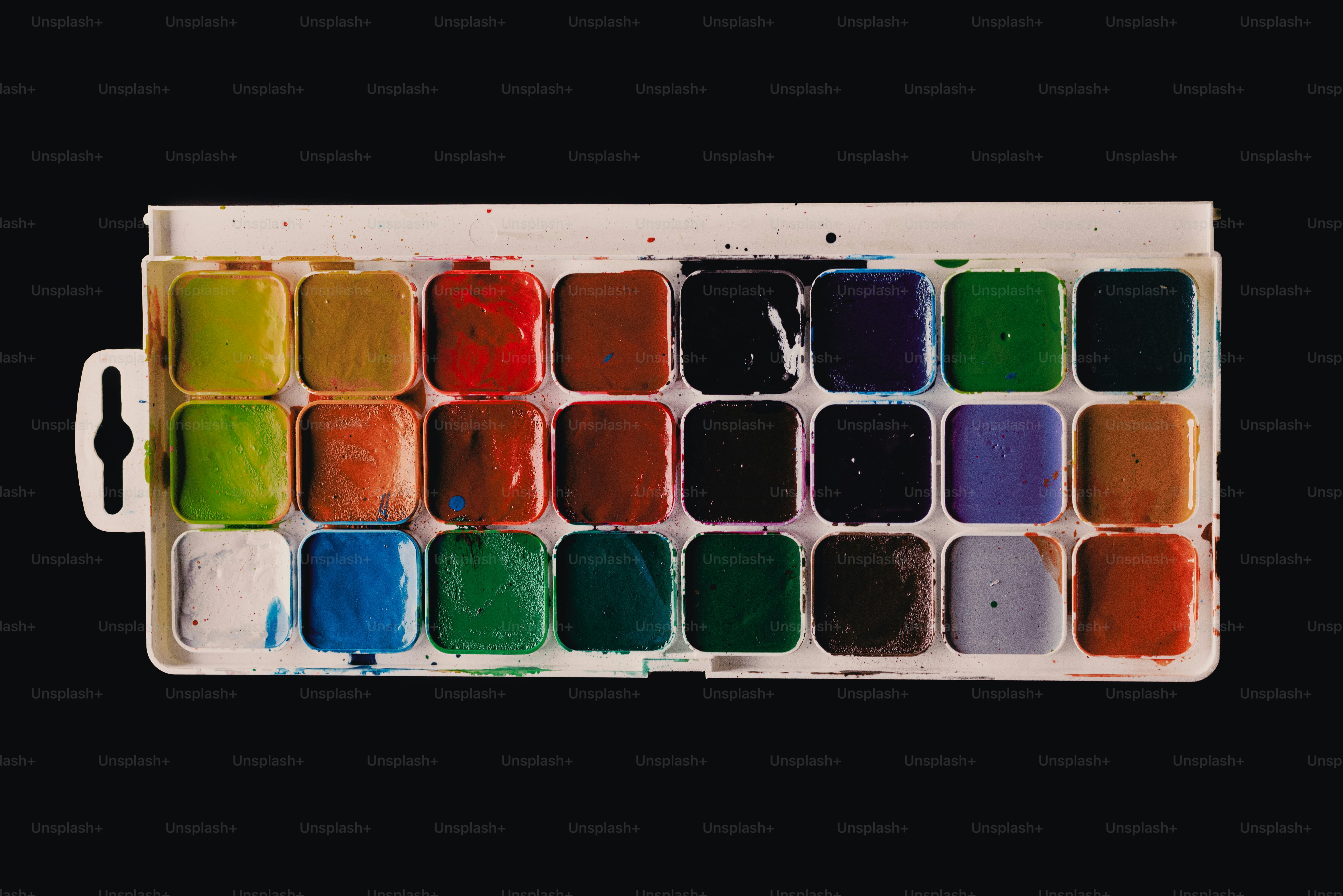 Una tavolozza di acquerello con 24 teglie colorate.