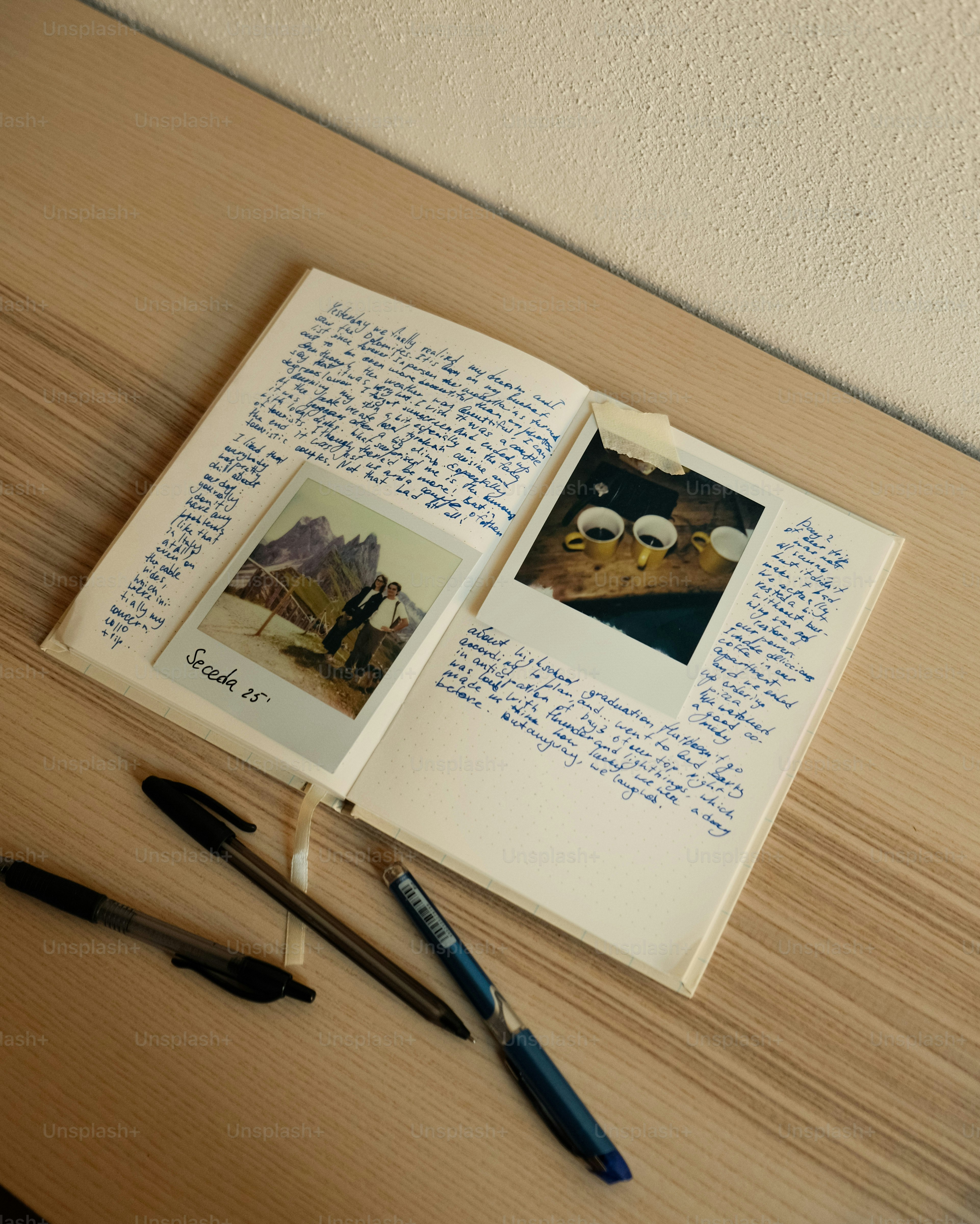 開いた日記帳、手書きのメモ、即写写真、そして木製のペン。