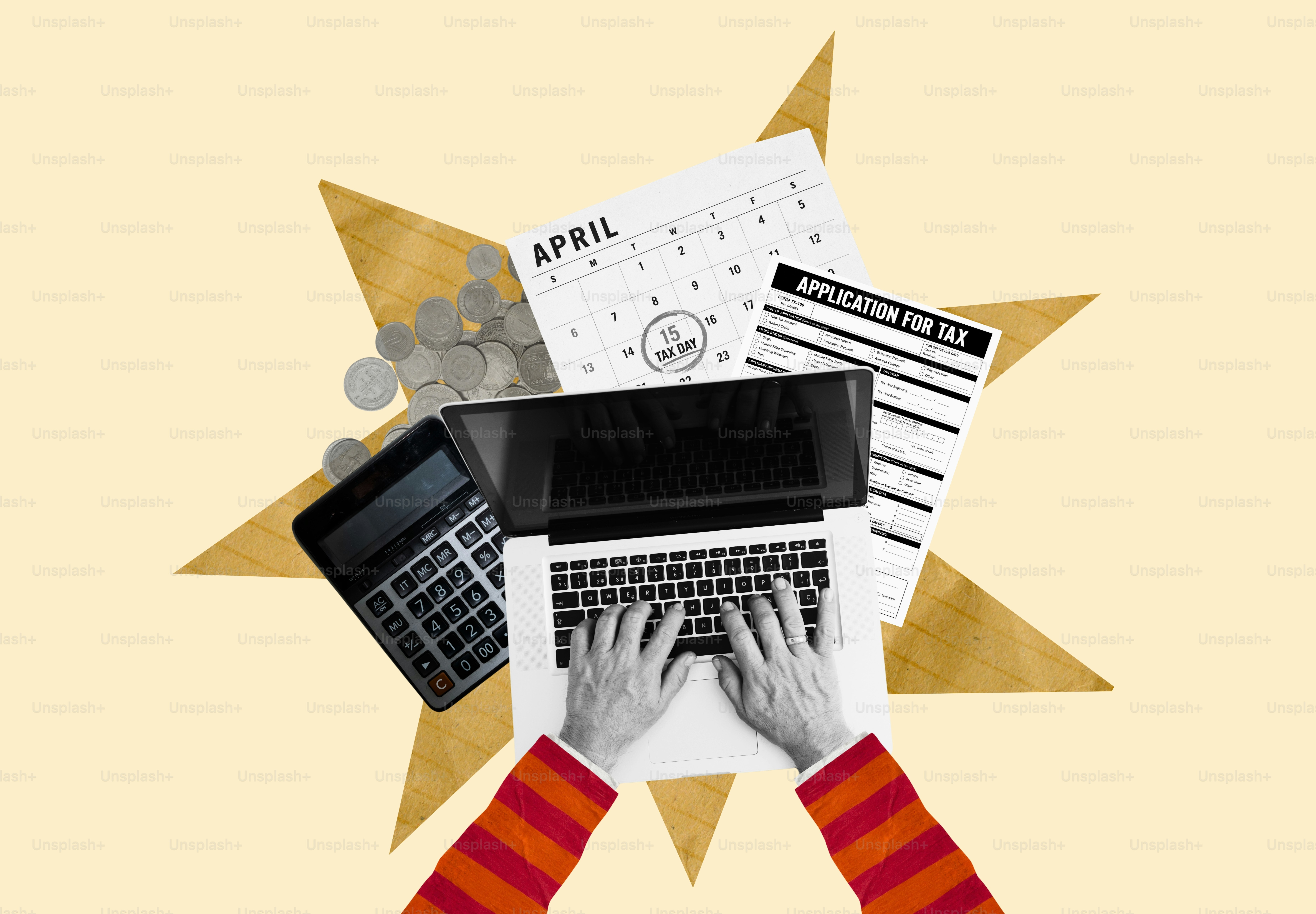 Tangan mengetik di laptop dengan dokumen pajak, kalender, dan koin.
