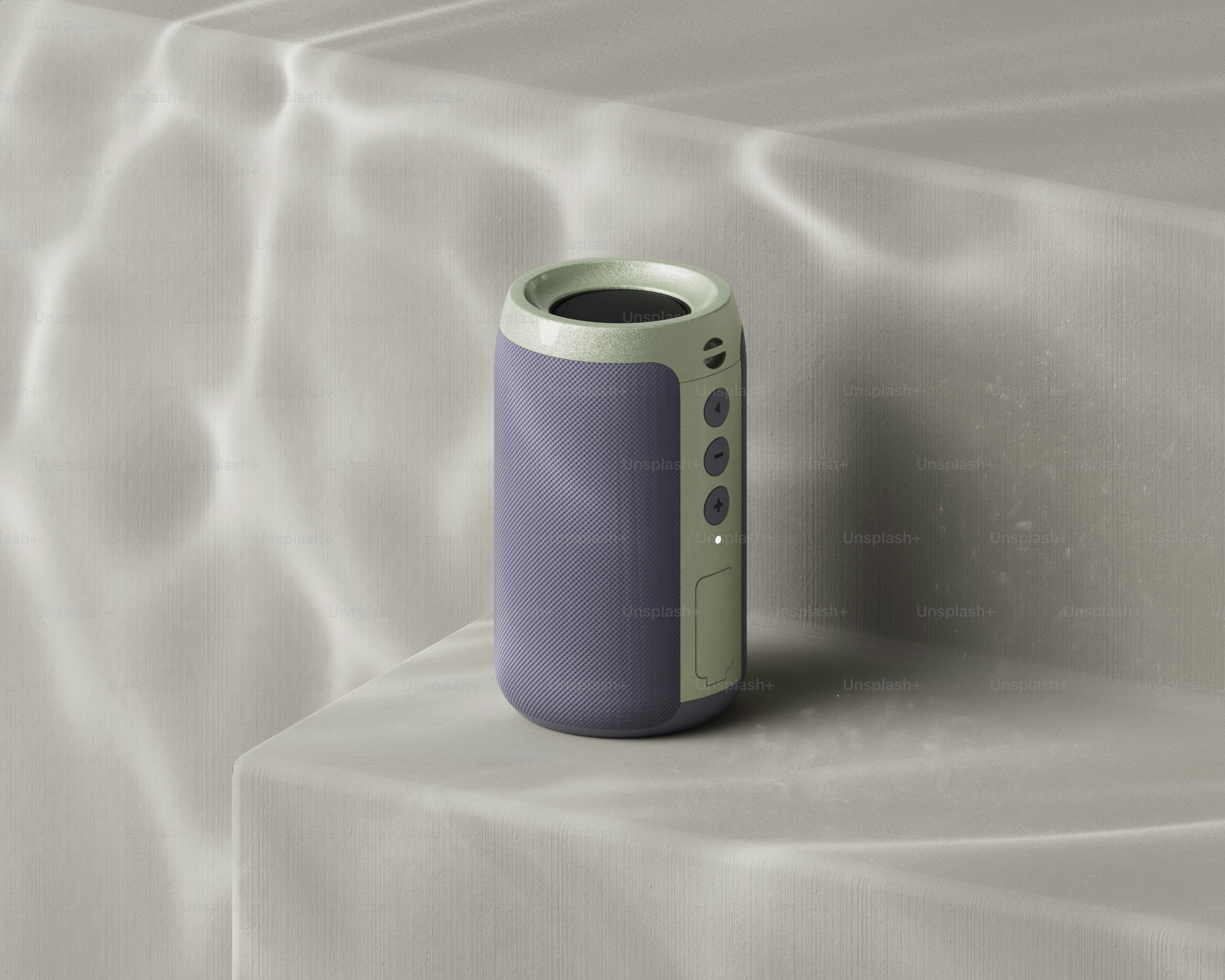 Alto-falante portátil roxo e verde com reflexos de luz ondulados.