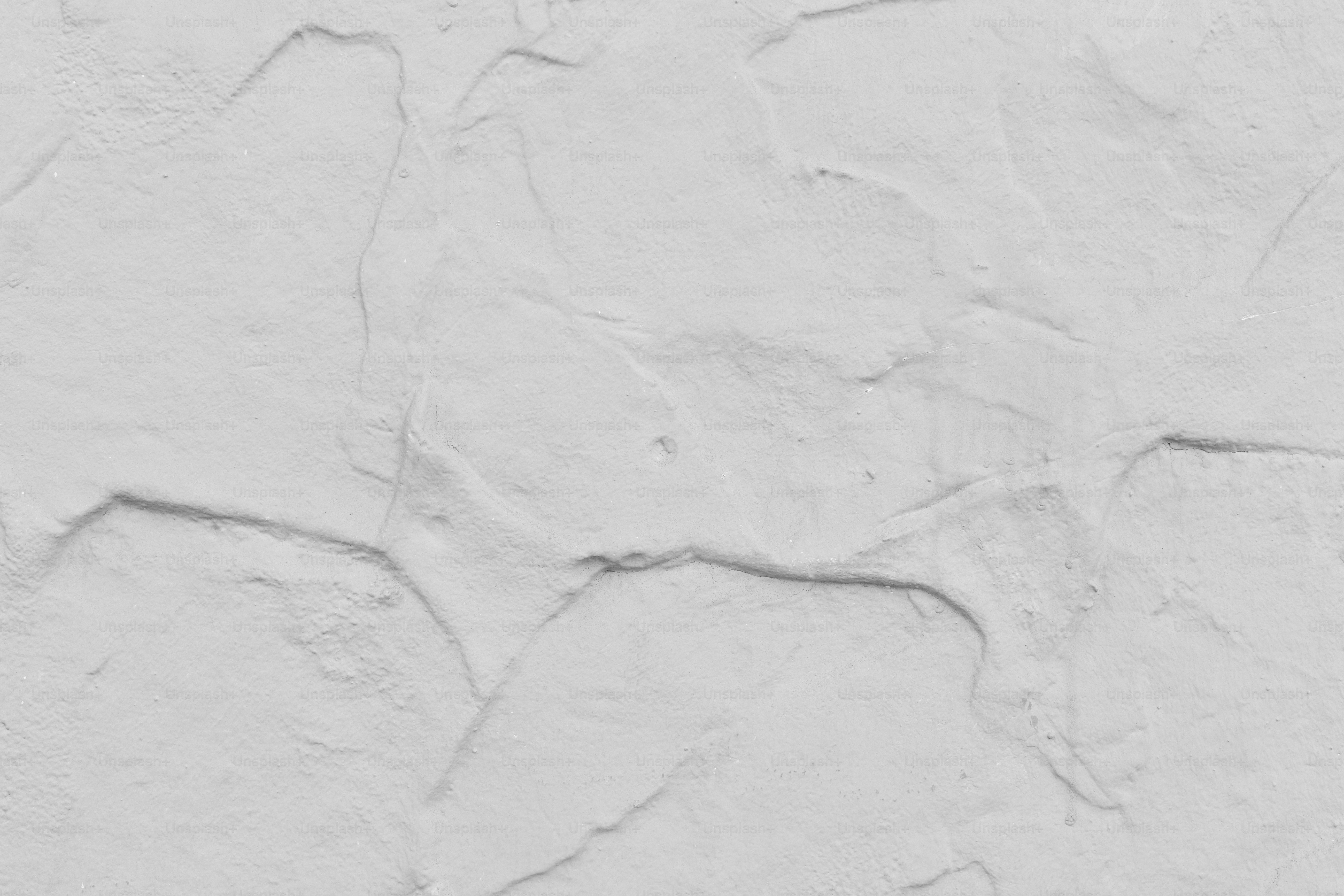 Surface murale à texture blanche avec des motifs abstraits
