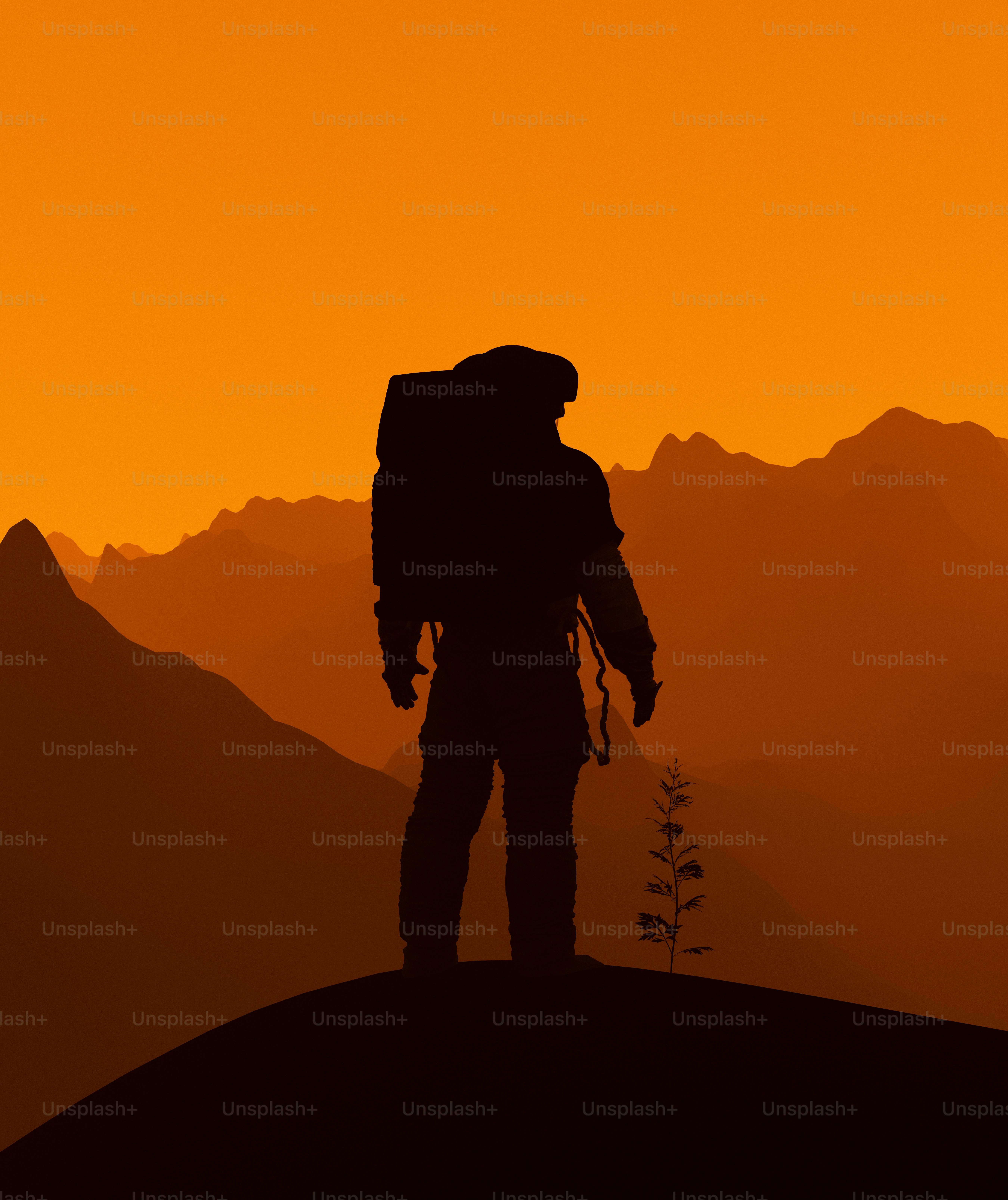 Seorang pendaki sendirian berdiri di puncak gunung saat matahari terbenam.