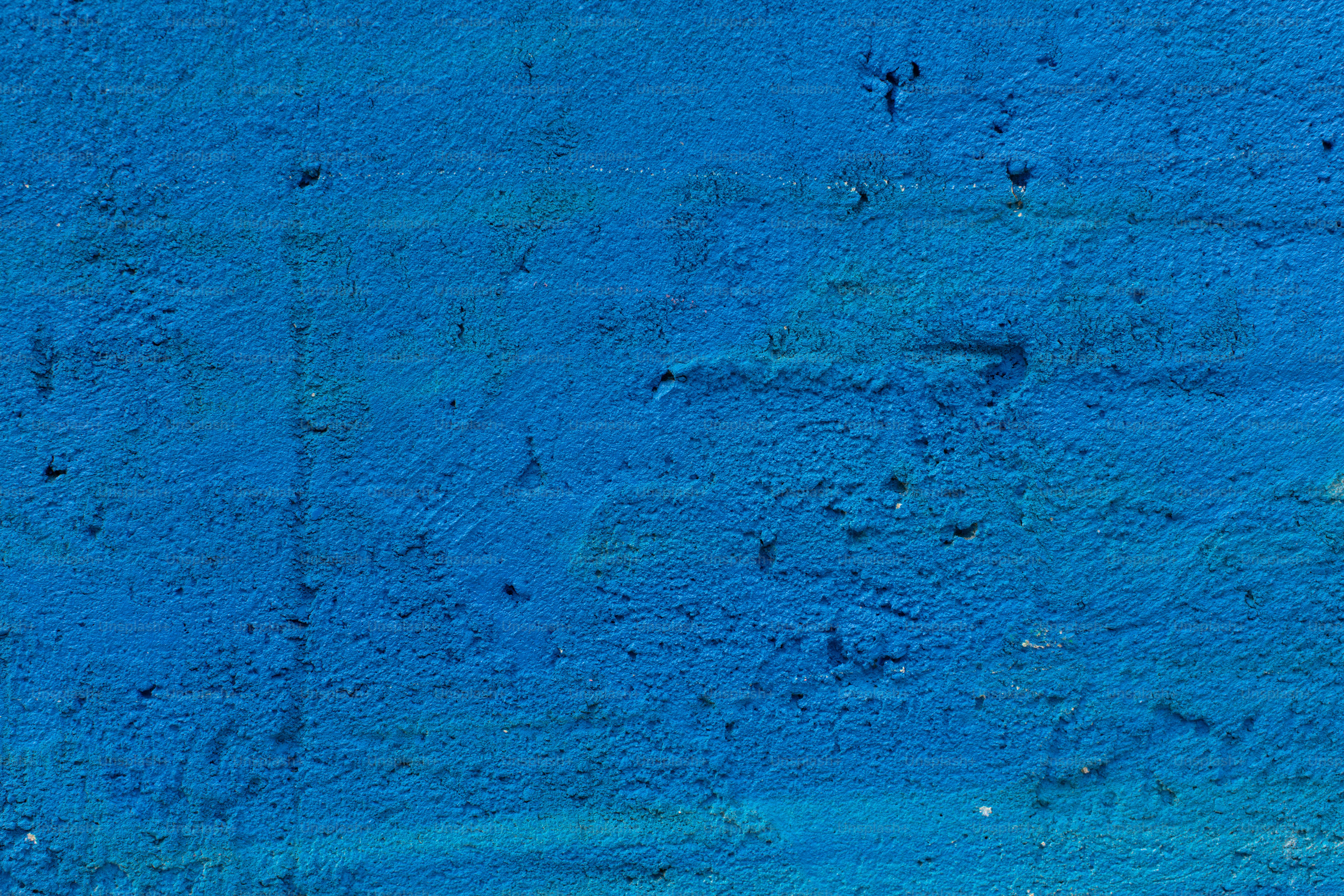 白の縞模様の黒と青の壁の写真 – Unsplashの要約の画像