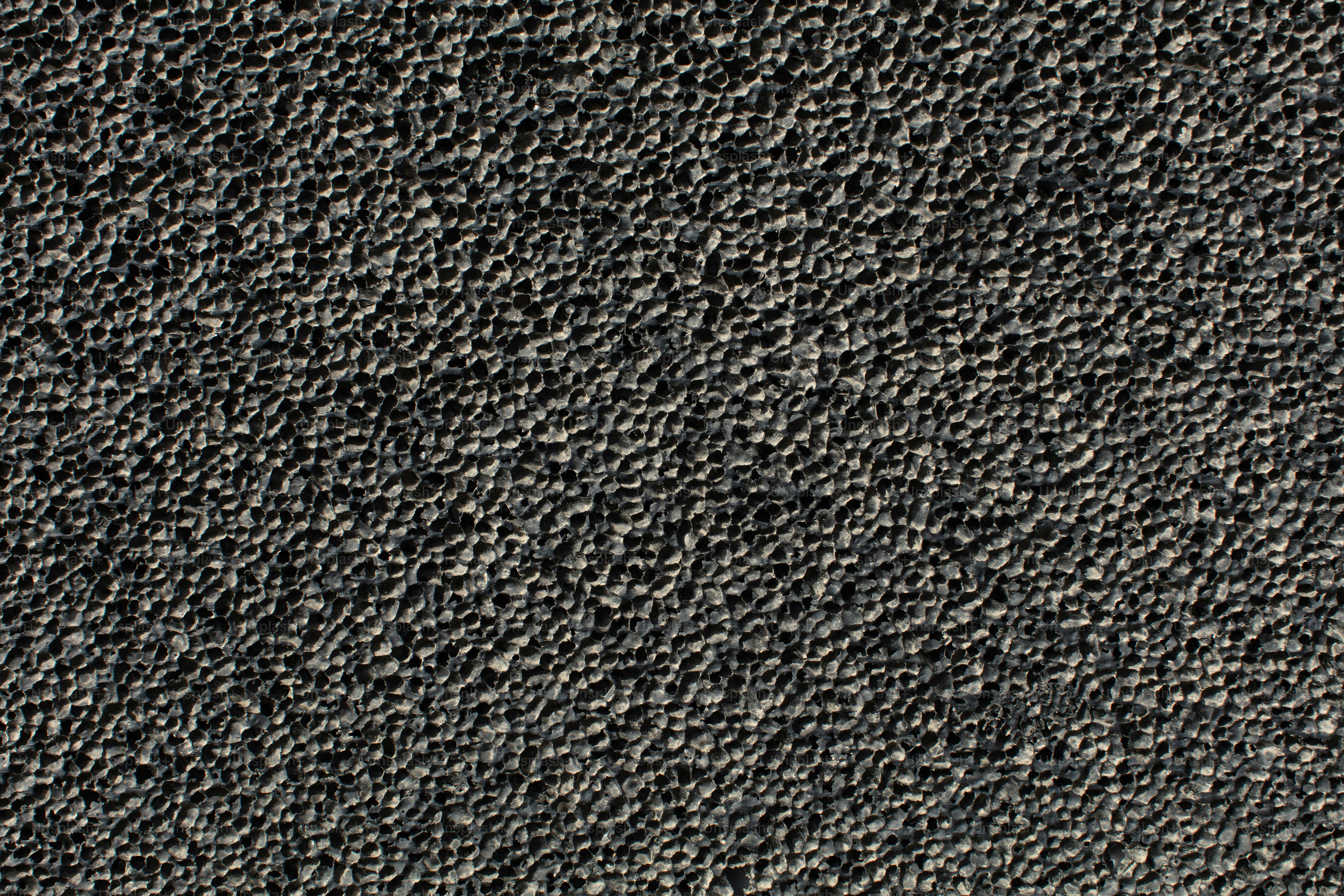 Superficie grigio scuro con aspetto granulare.