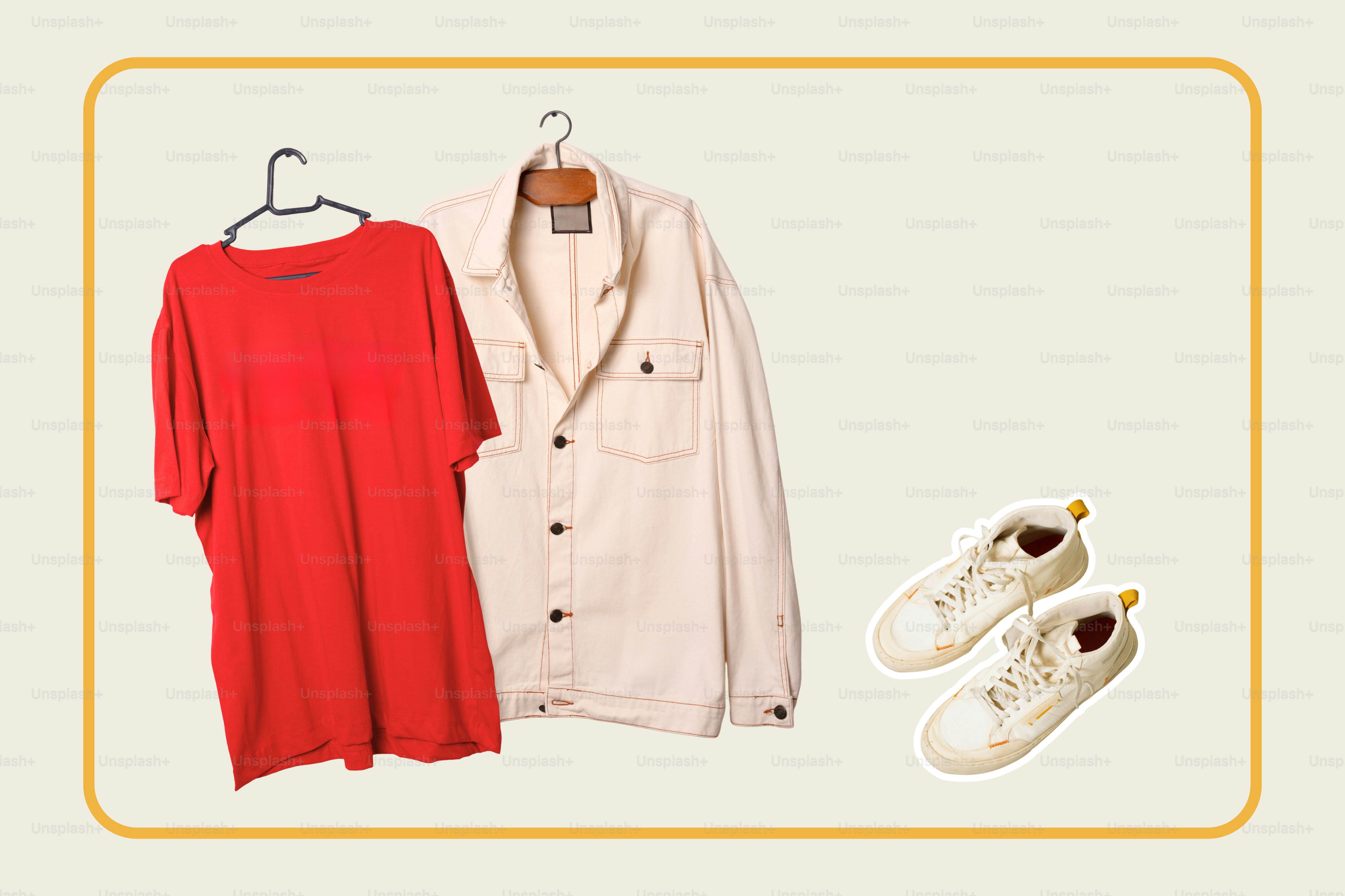 Camiseta roja, chaqueta beige y zapatillas blancas