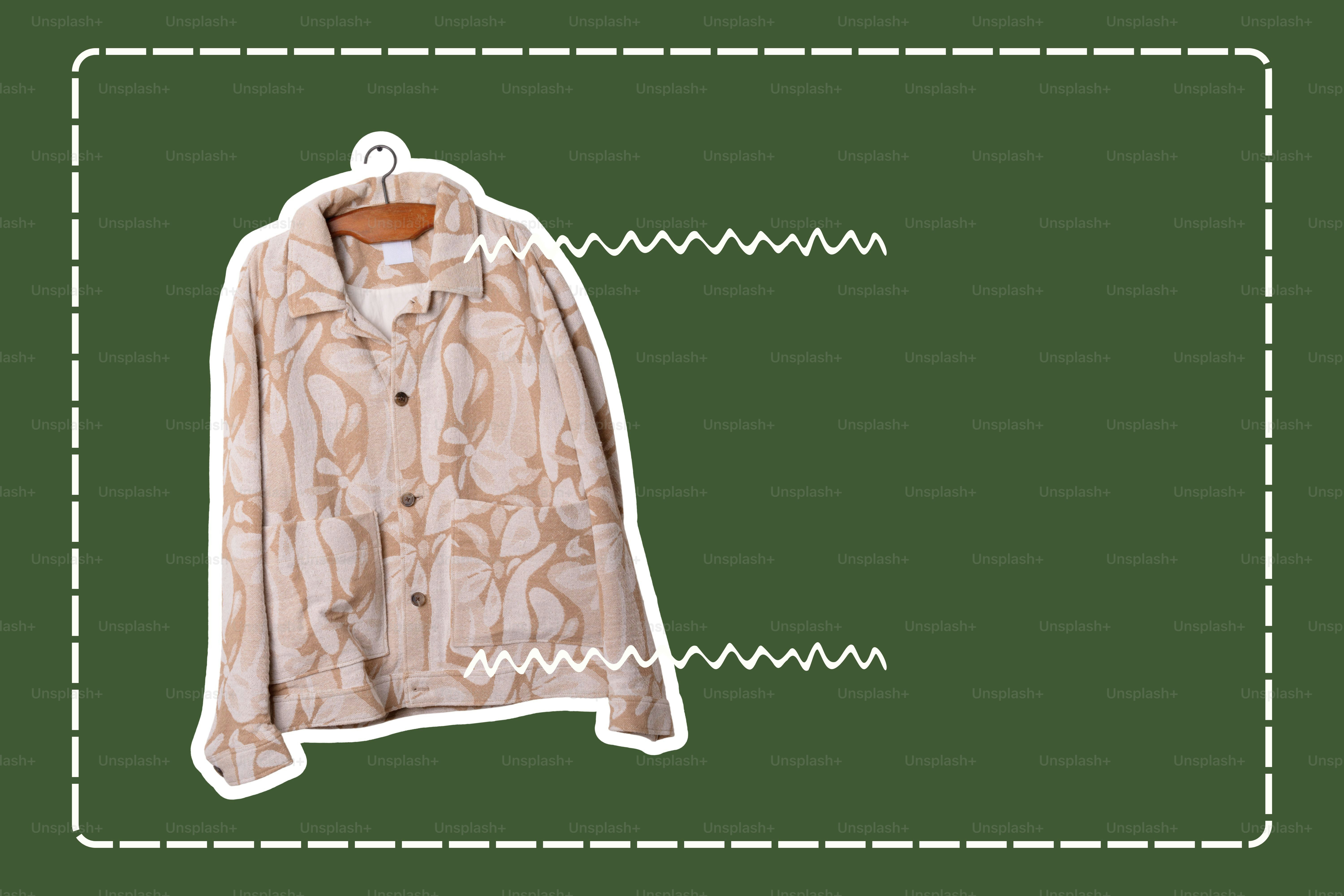 Kemeja bermotif di gantungan dengan latar belakang hijau.