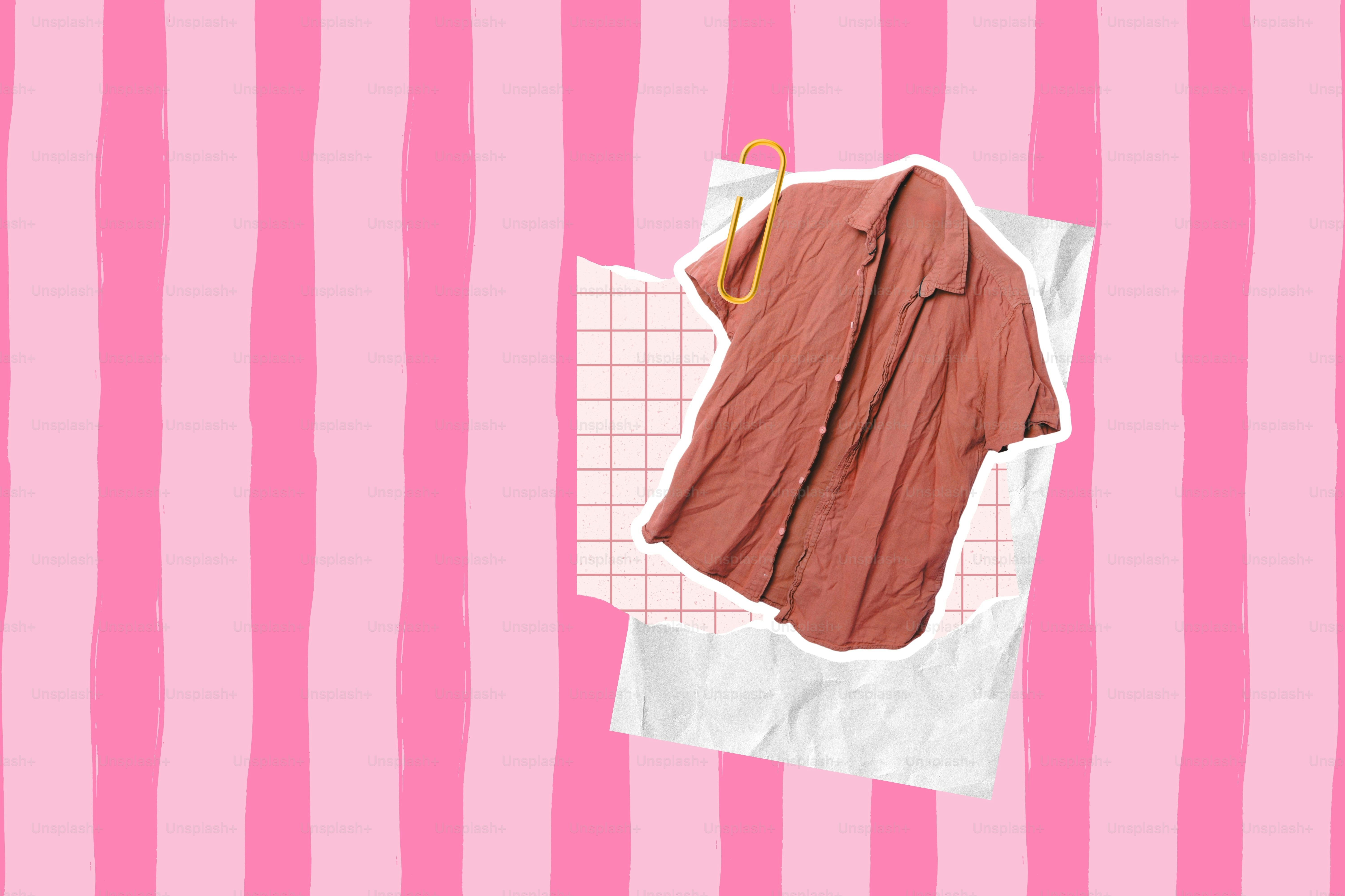 Kemeja dan kertas coklat dengan latar belakang bergaris merah muda cerah.