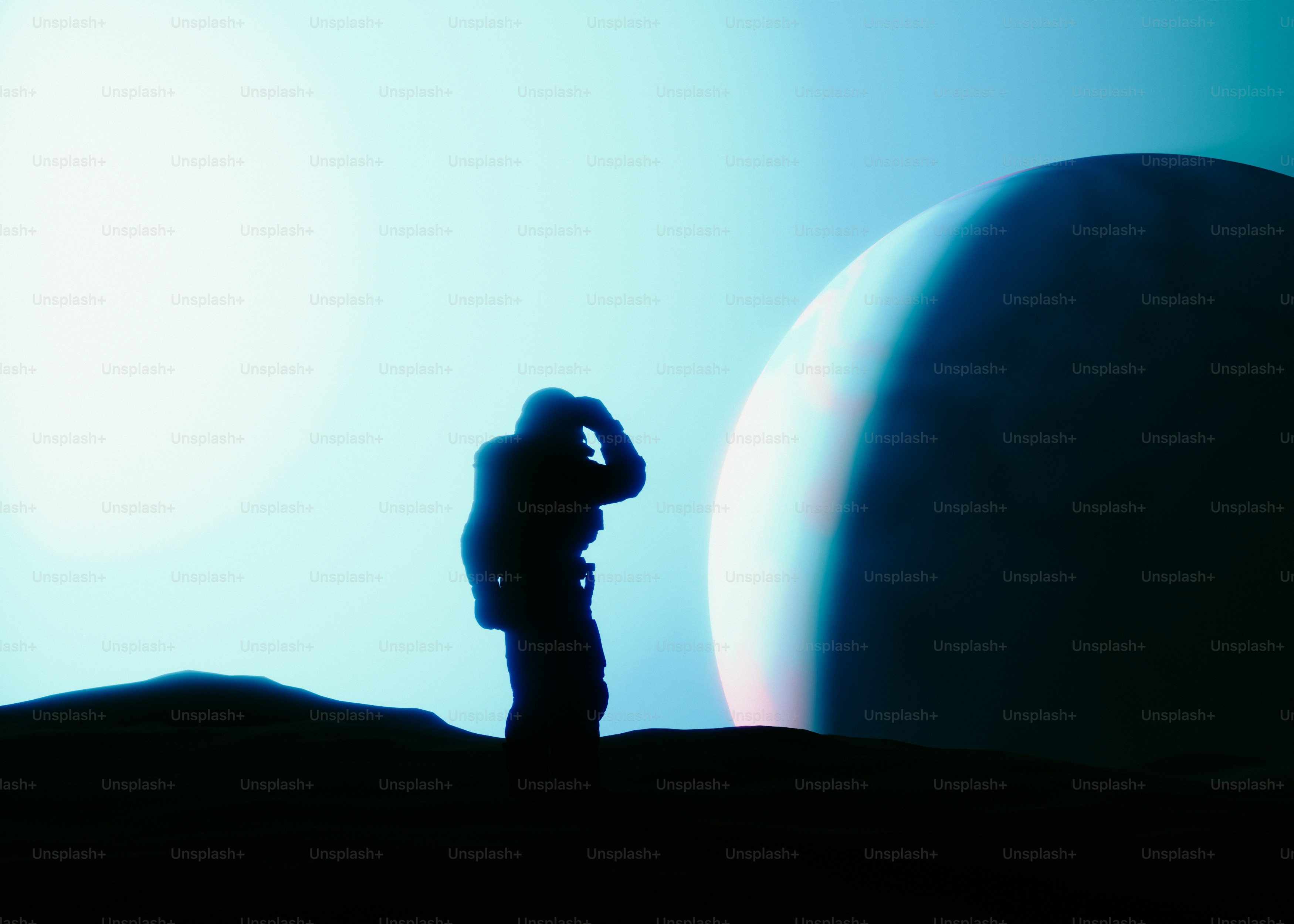 Siluet astronot di planet asing menatap dunia yang jauh.