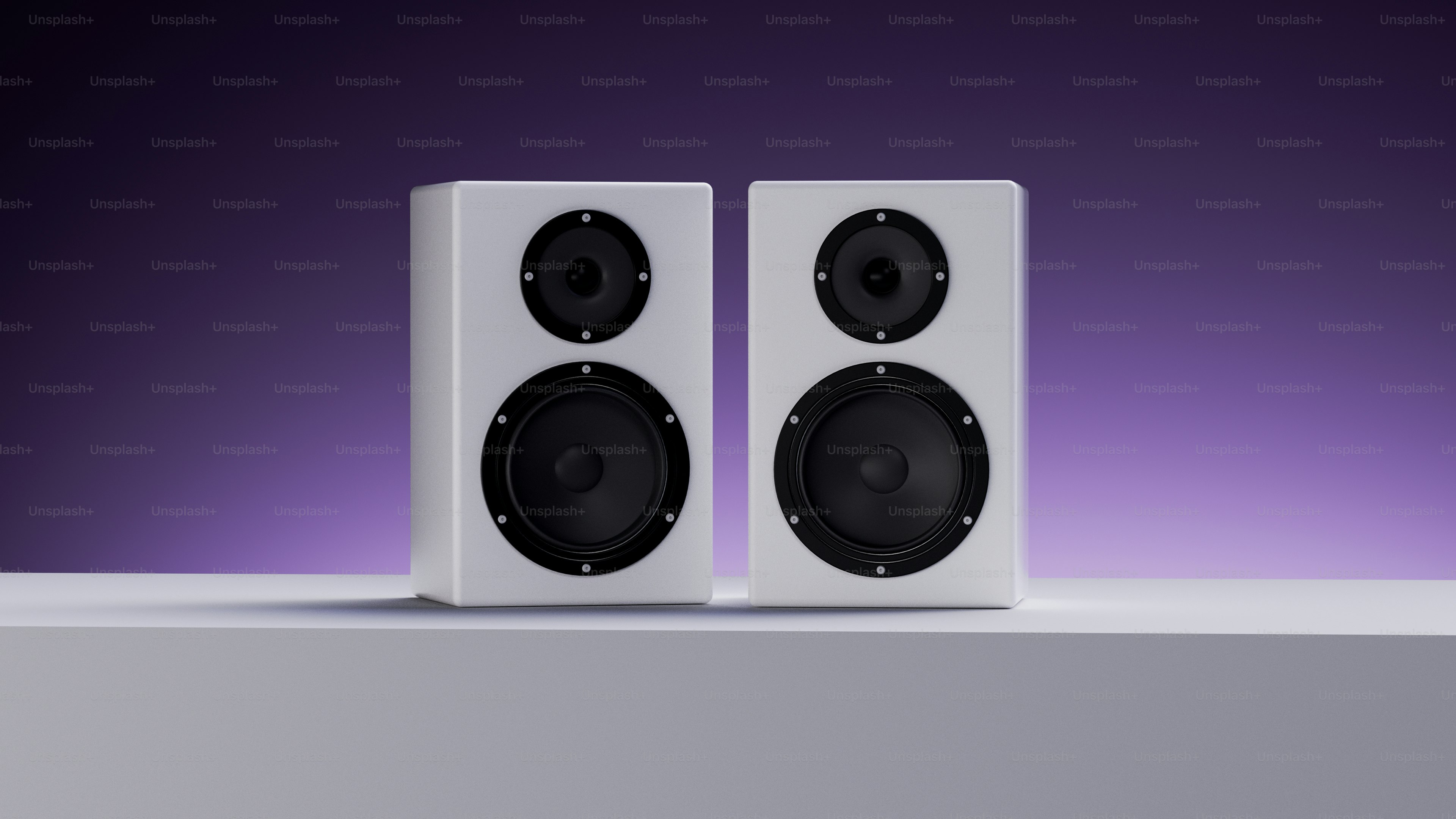 Dua speaker putih di permukaan putih dengan latar belakang ungu.