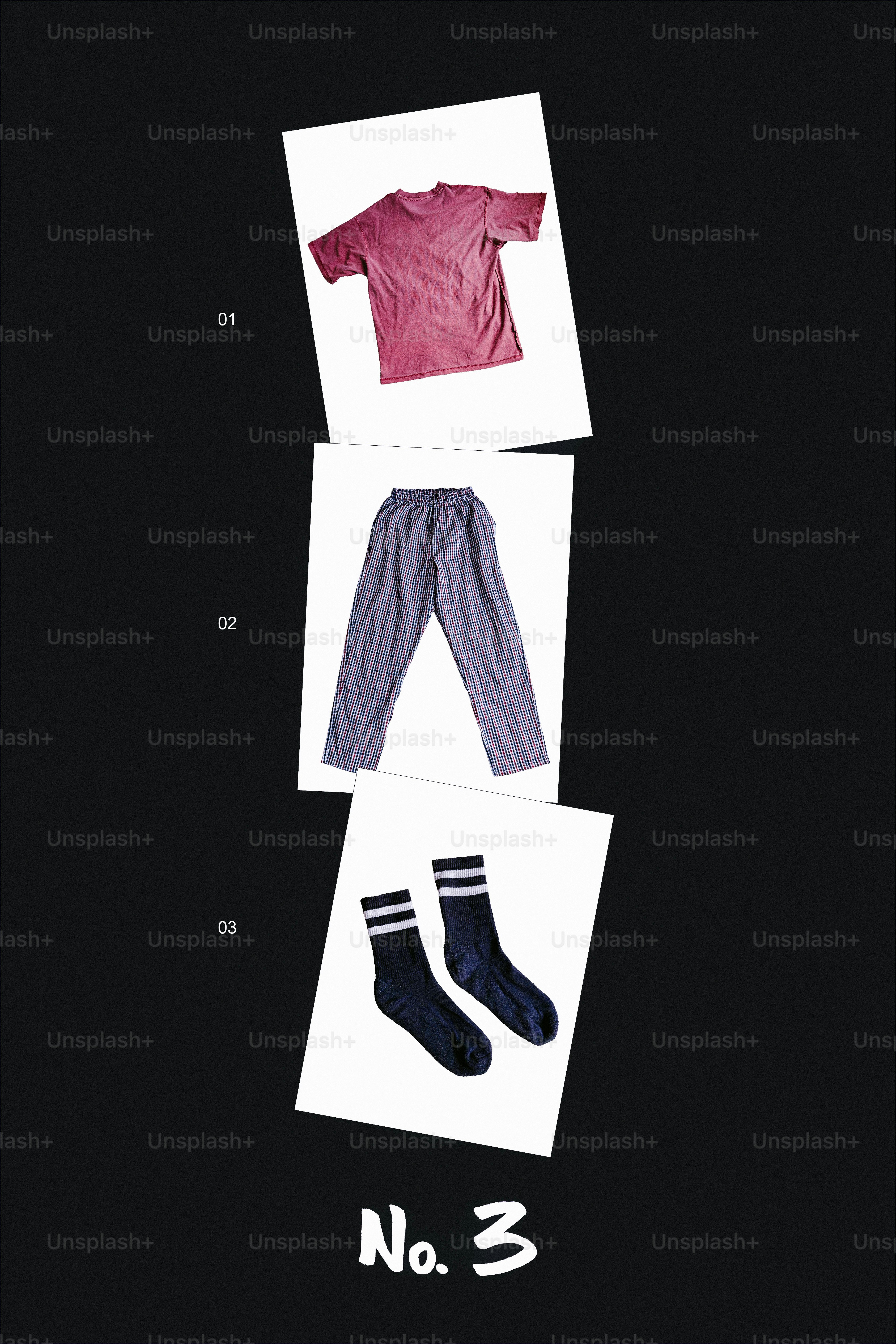 T-shirt rossa, pantaloni blu e calzini su cartoncini bianchi