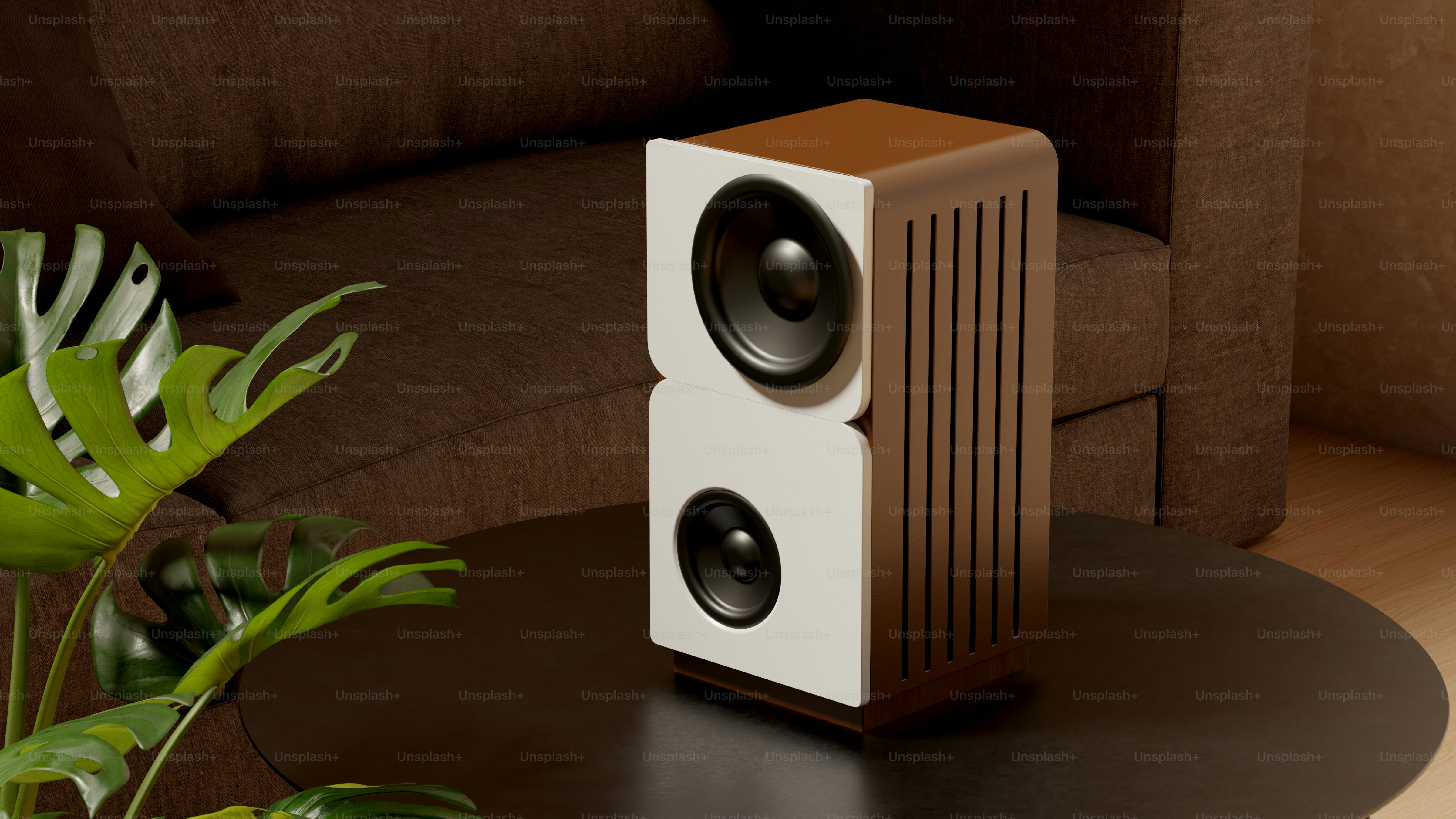 Altavoz moderno blanco y de madera sobre una mesa de centro.