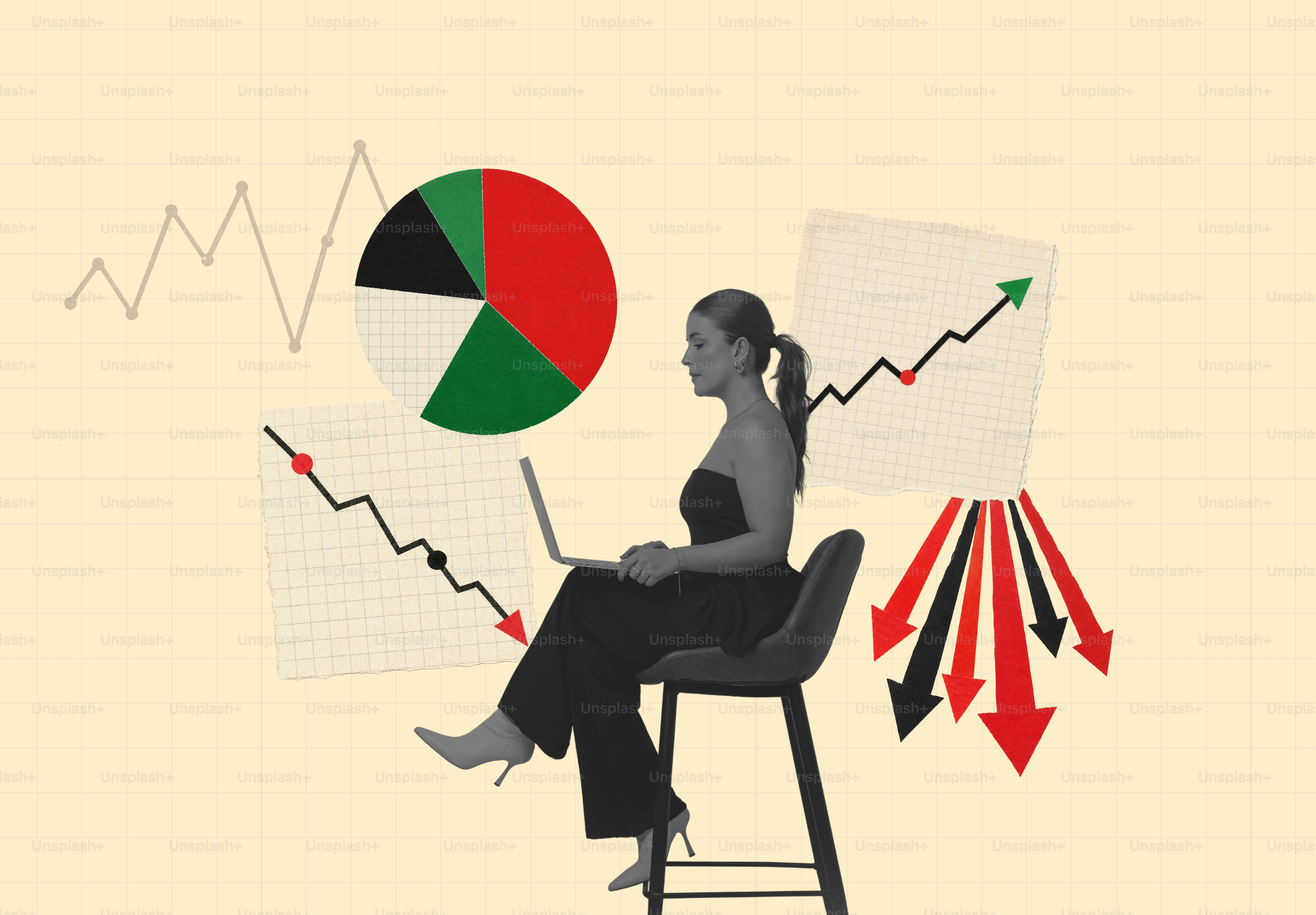 Wanita menganalisis data dengan laptop, bagan, dan grafik.