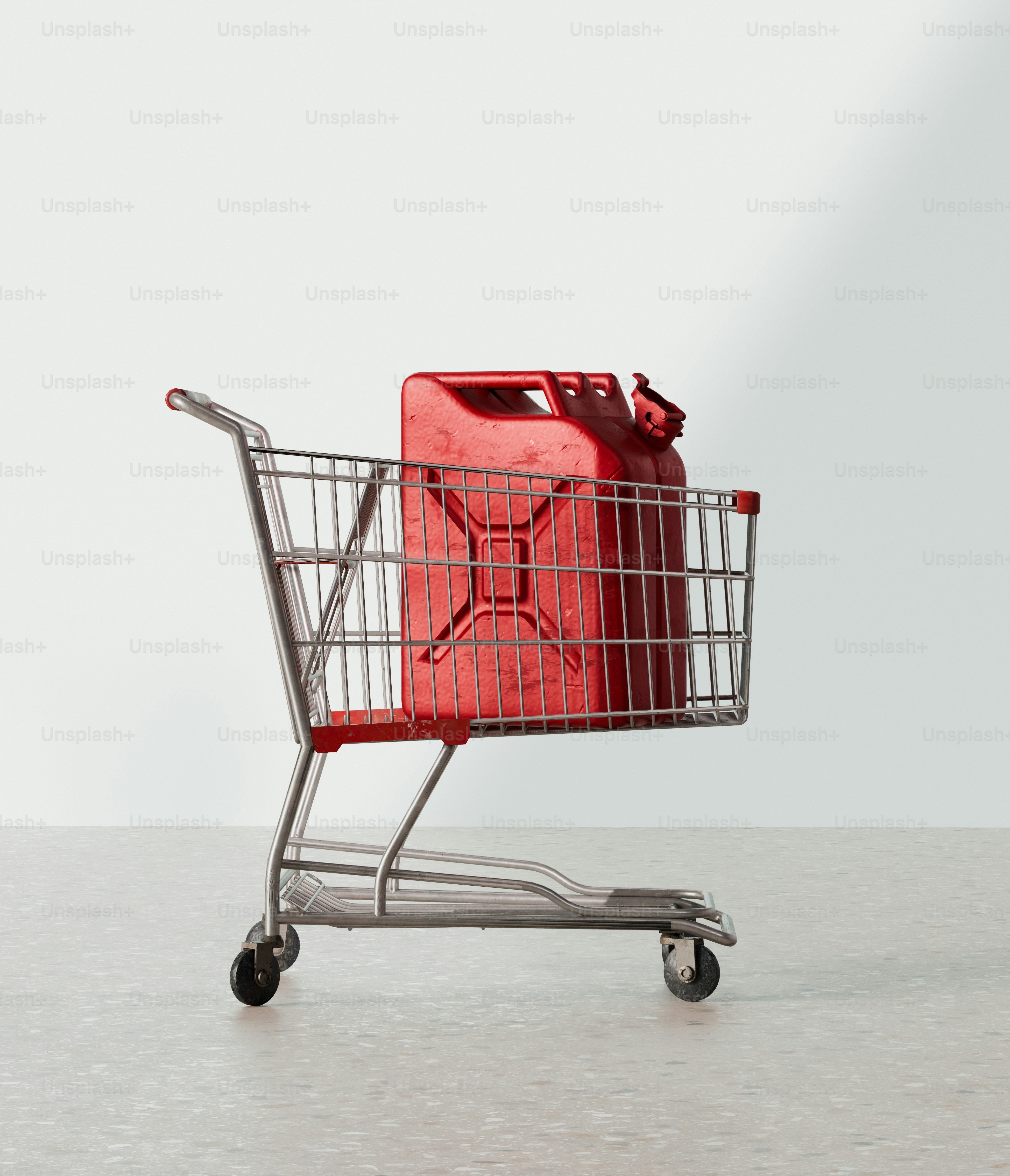 Jerigen merah dalam keranjang belanja mini.