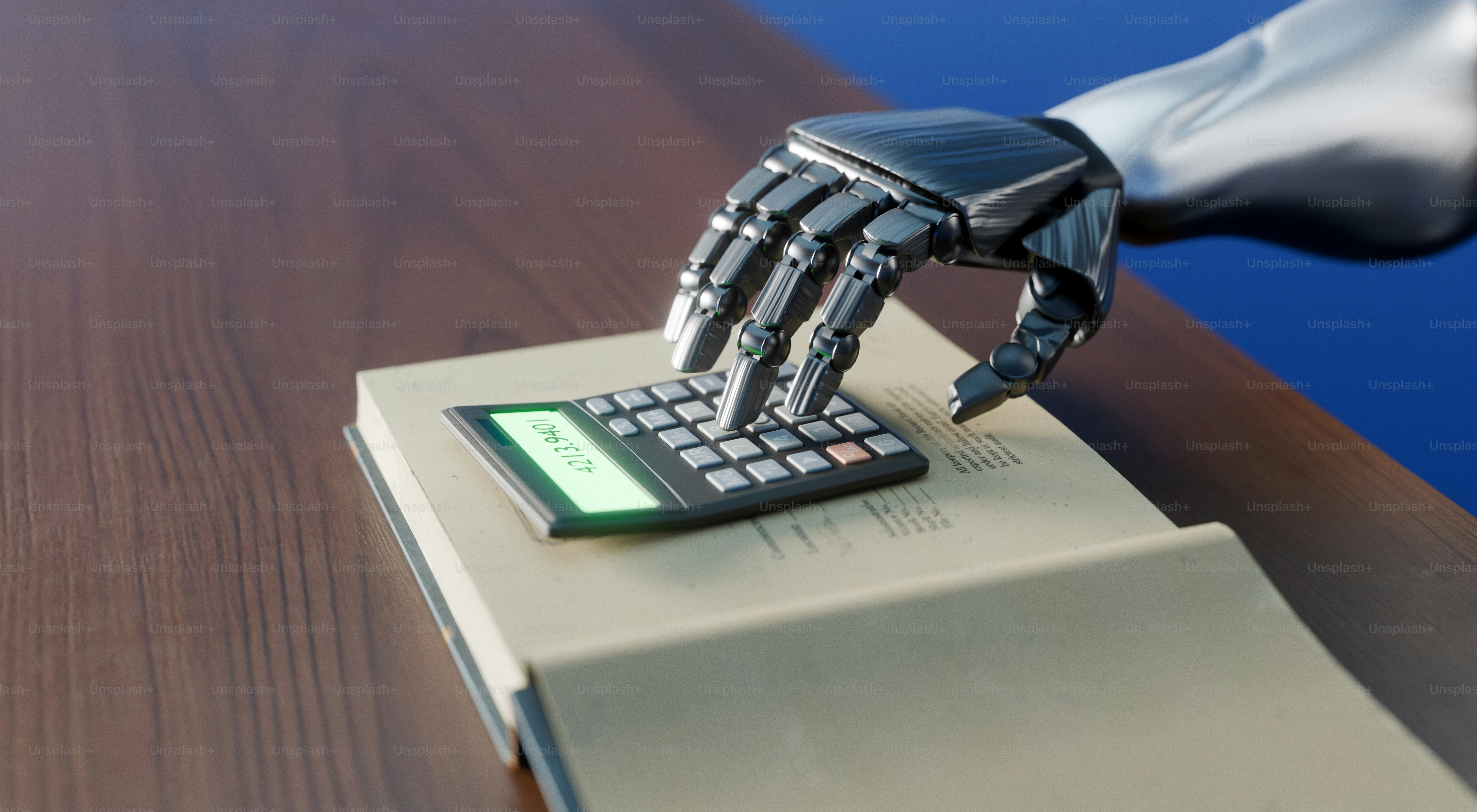 Tangan robot mengoperasikan kalkulator pada buku.