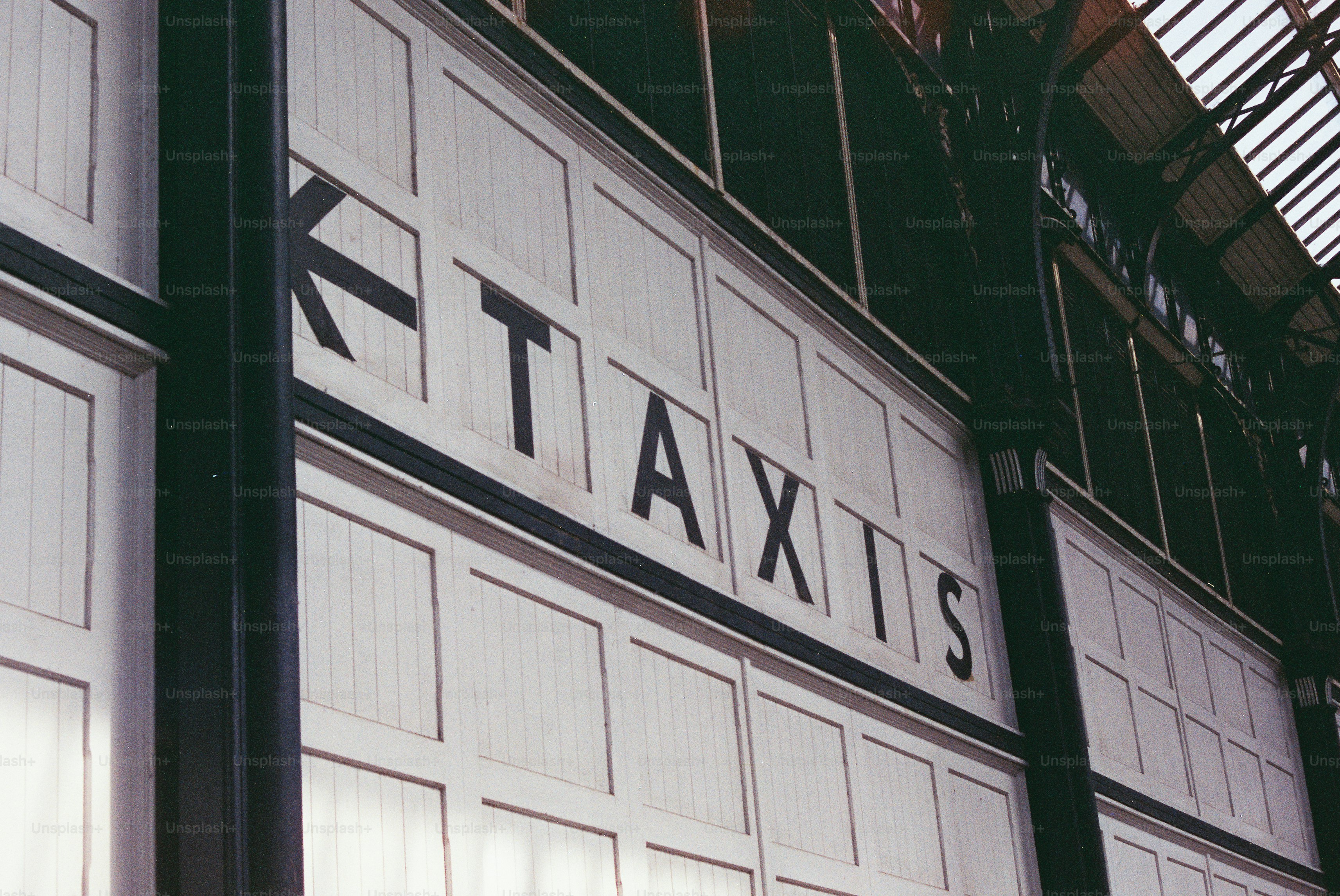 A white sign with "taxis" and an arrow pointing left