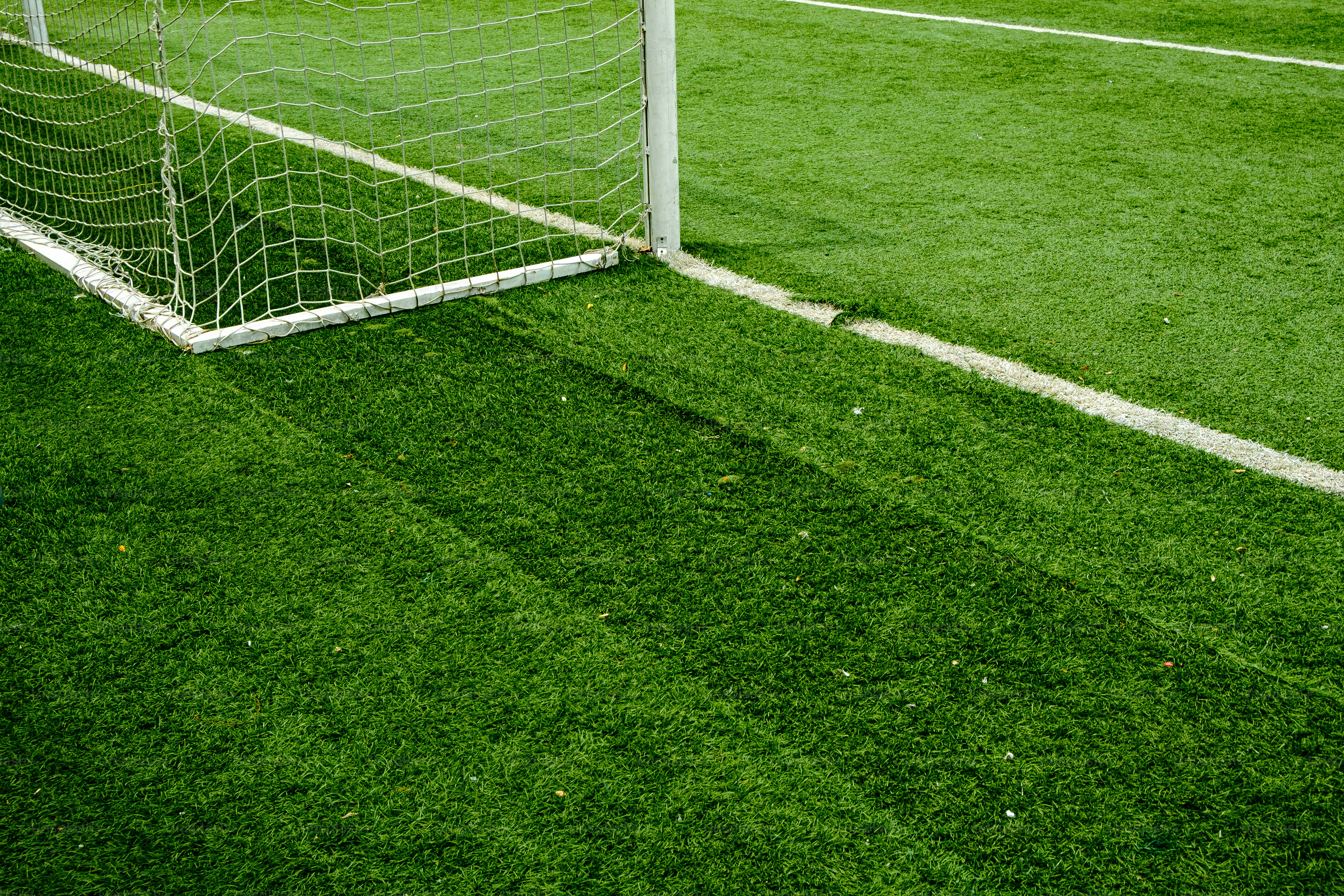 白い線が入った緑の人工芝のサッカーゴール。