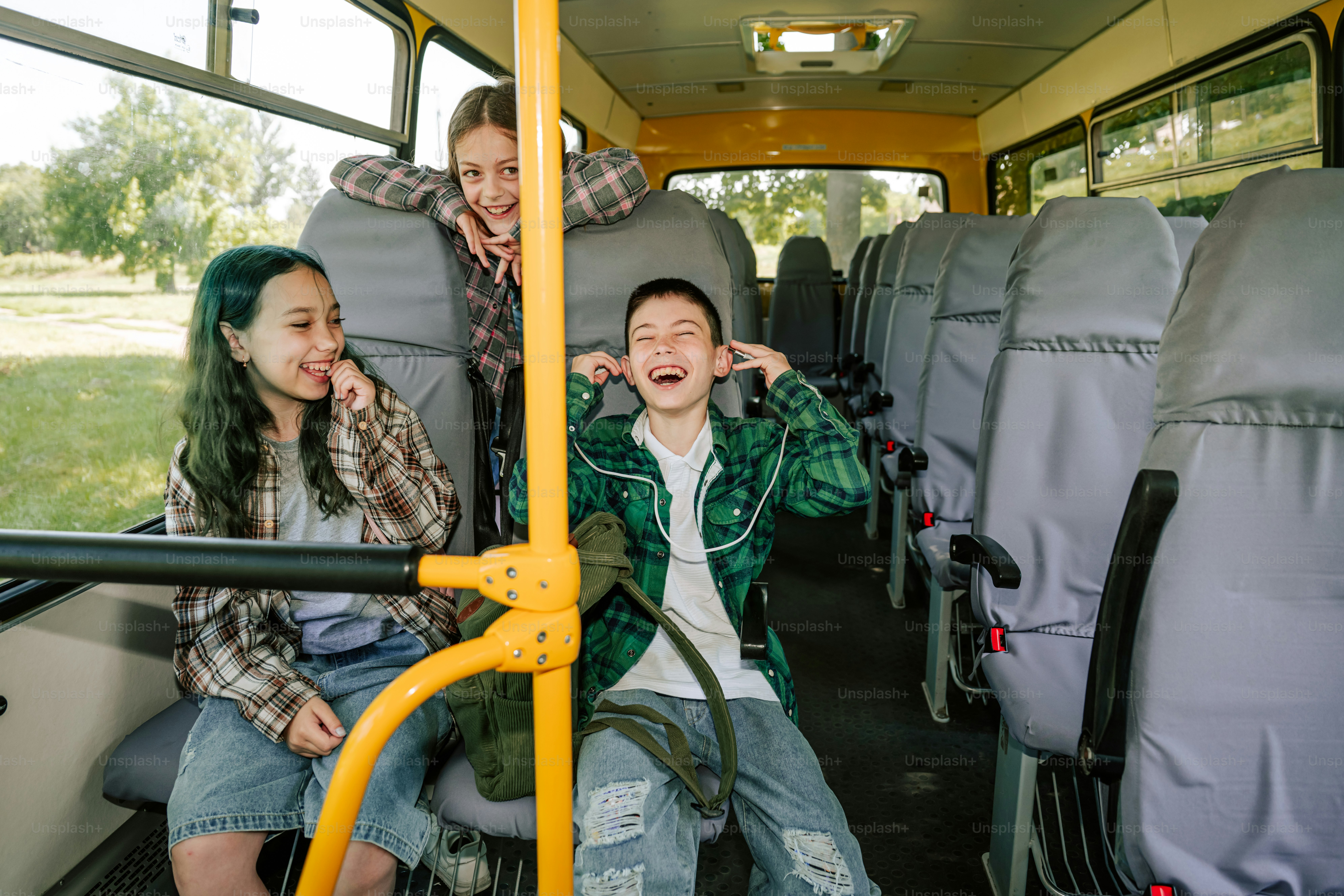 Tres niños juguetones disfrutando de un viaje dentro de un autobús