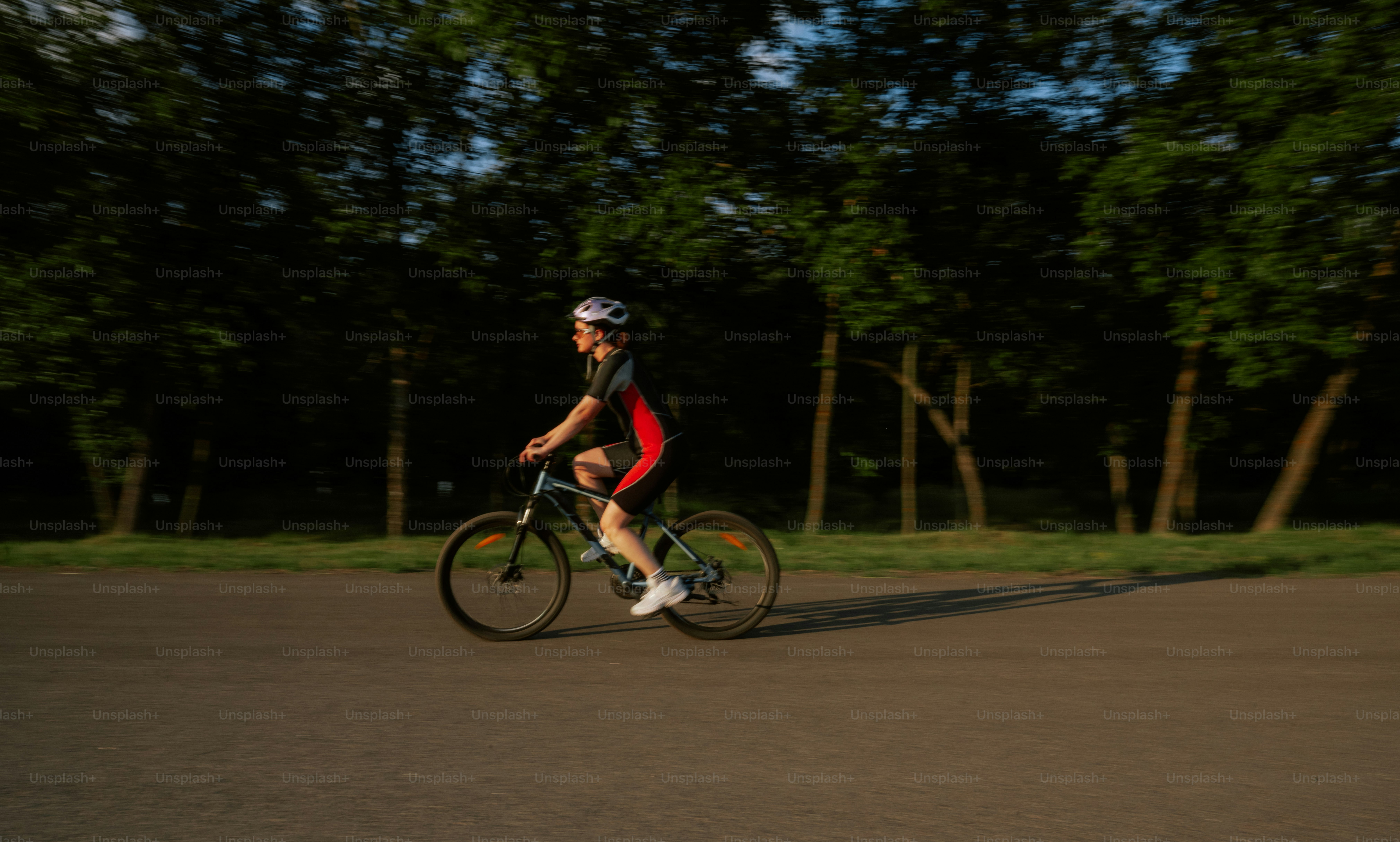 Un cycliste fait du vélo sur une route.
