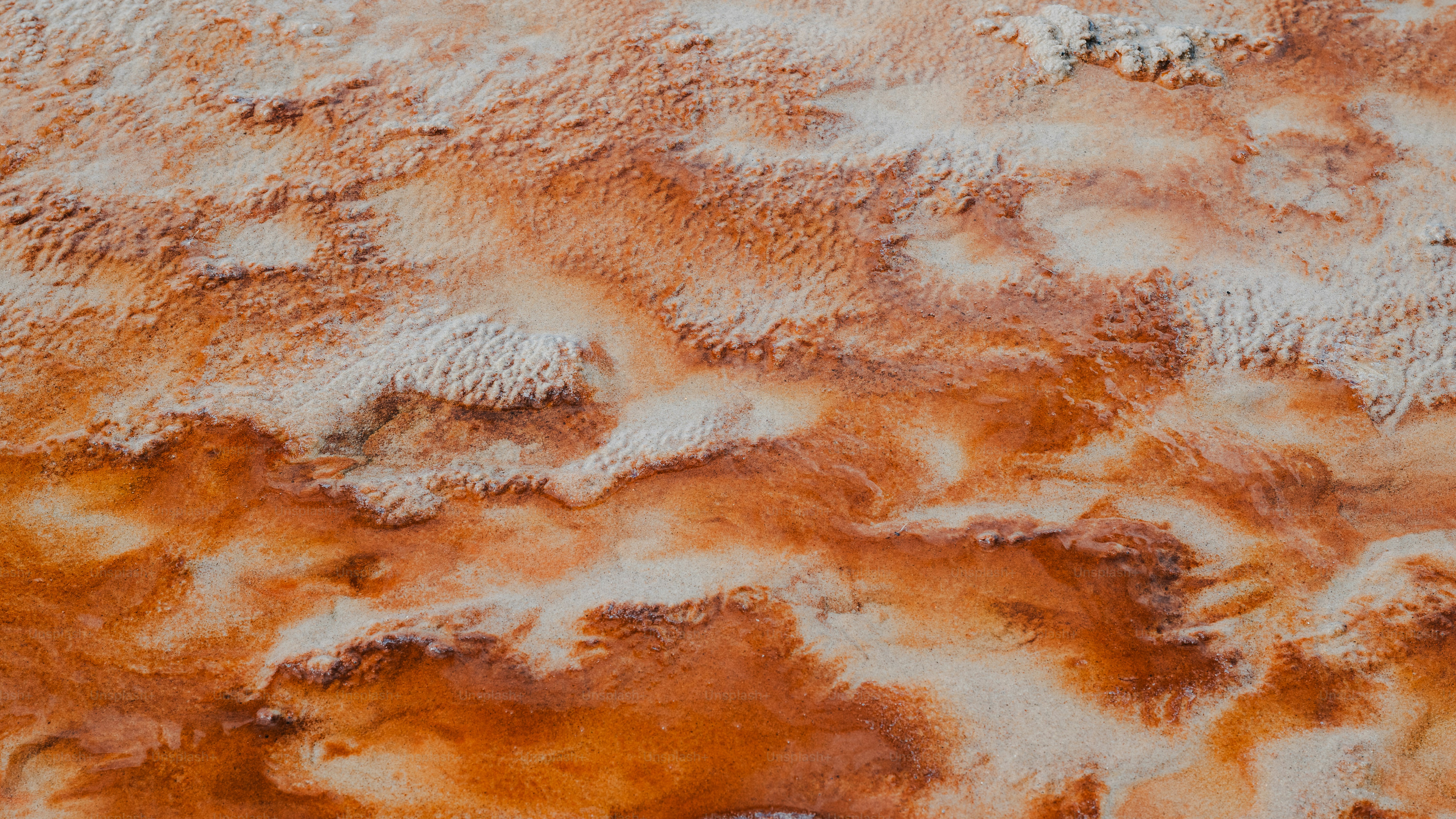 Fondo abstracto naranja y blanco vibrante con textura.