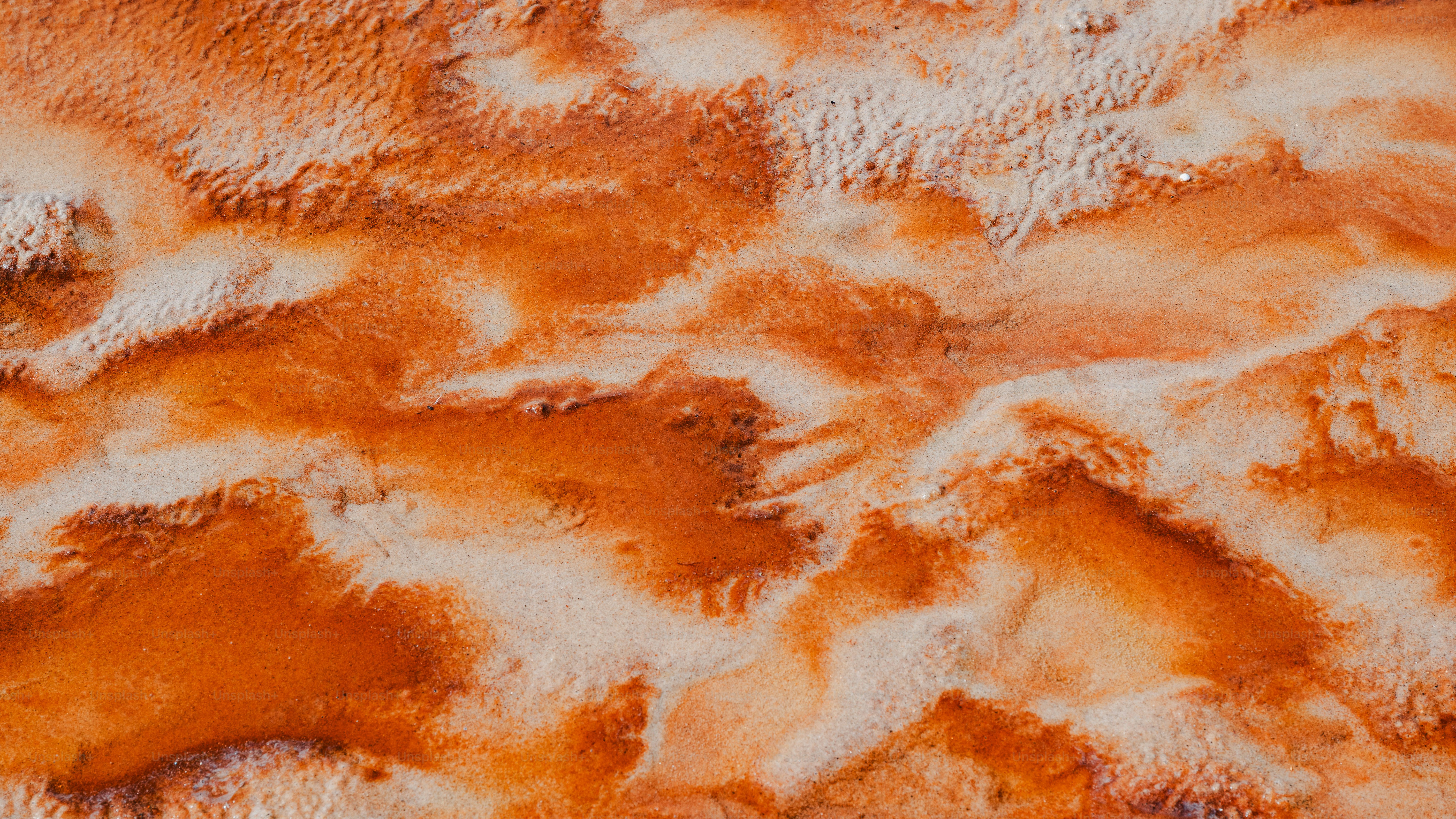 Fondo de tela sintética texturizada naranja y blanca.