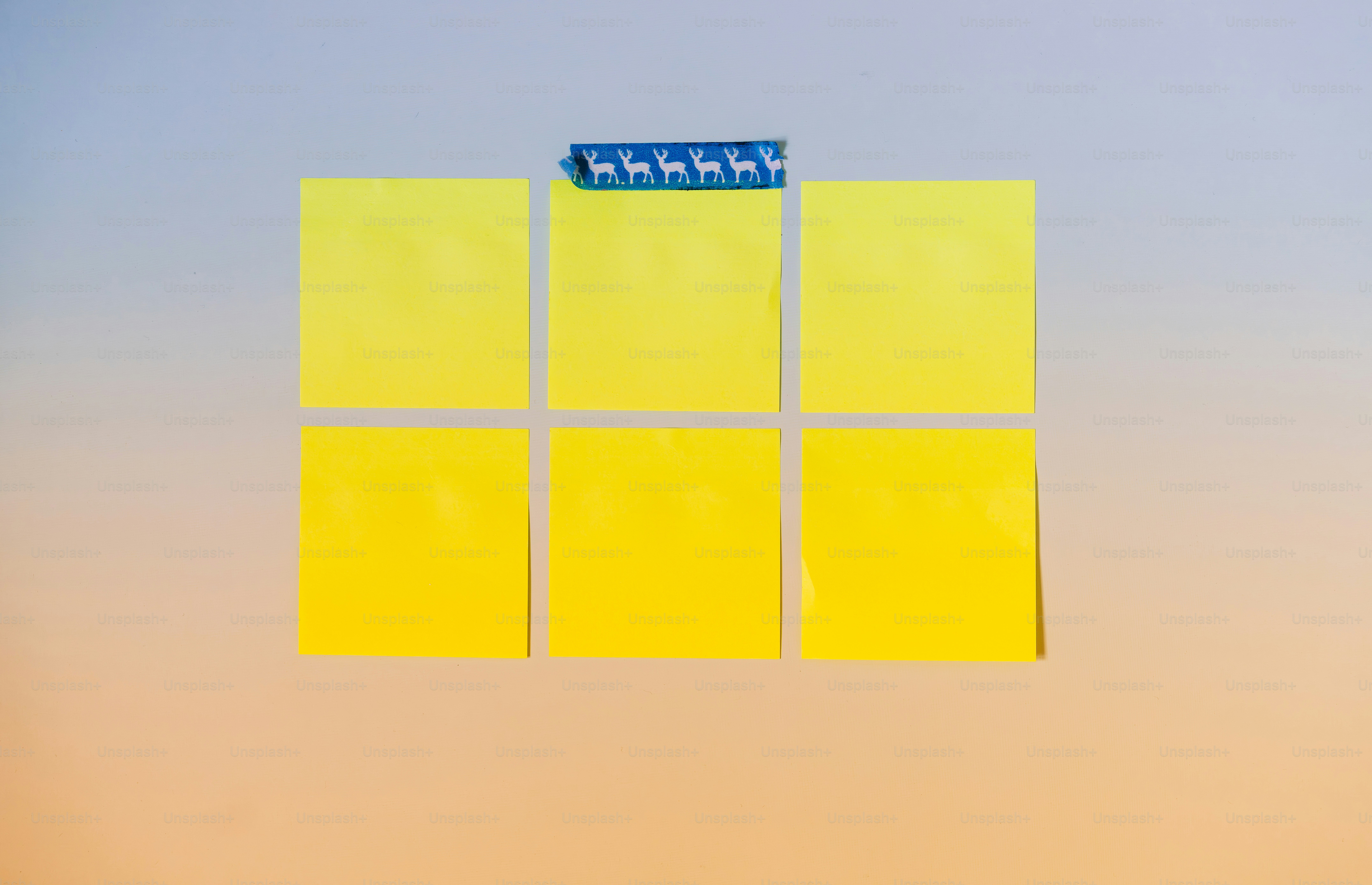 Six post-its jaunes collés sur un fond en dégradé.