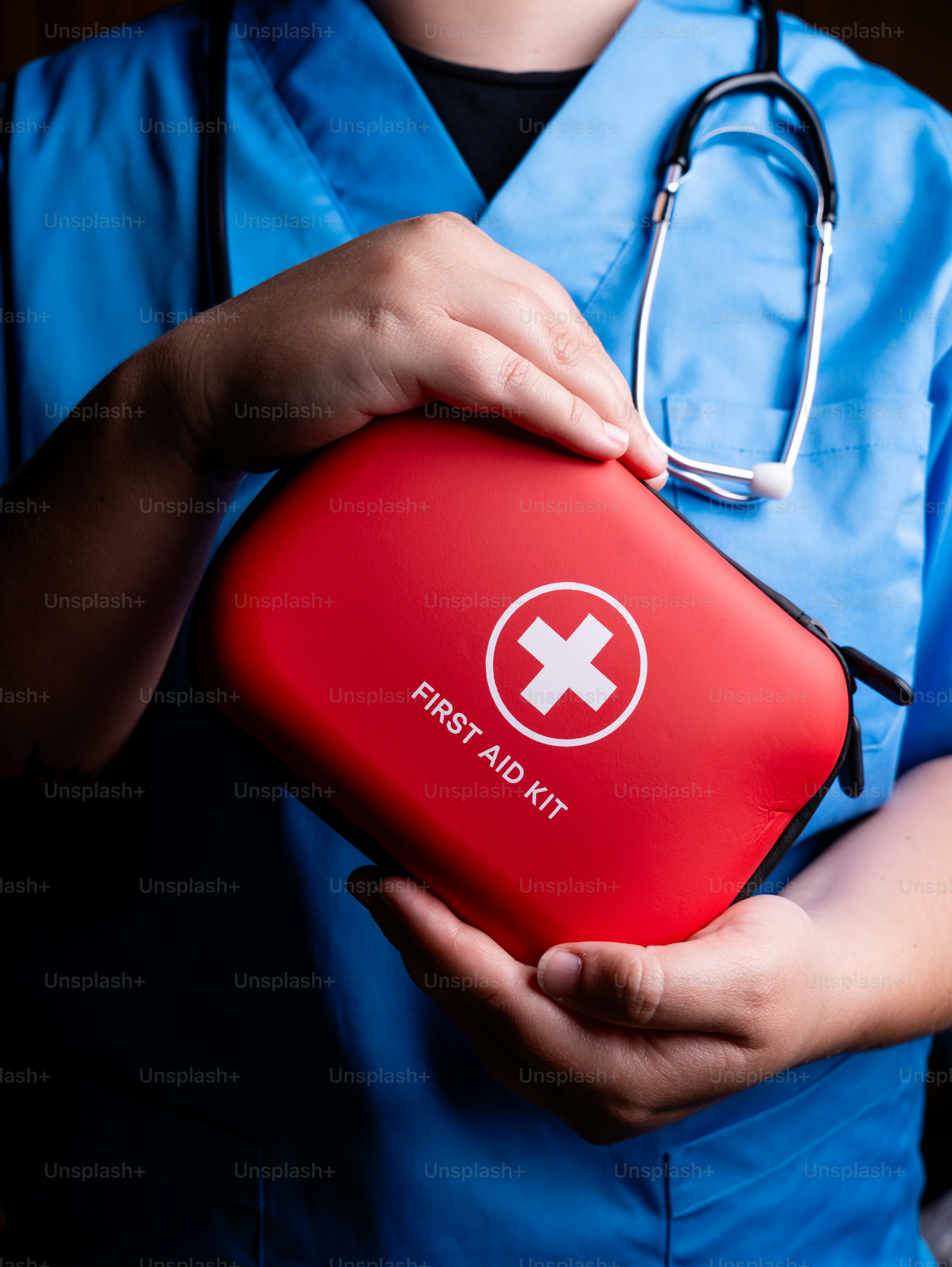 보호자가 119 통화에 필요한 시간과 증상을 메모하는 의료 안내 장면