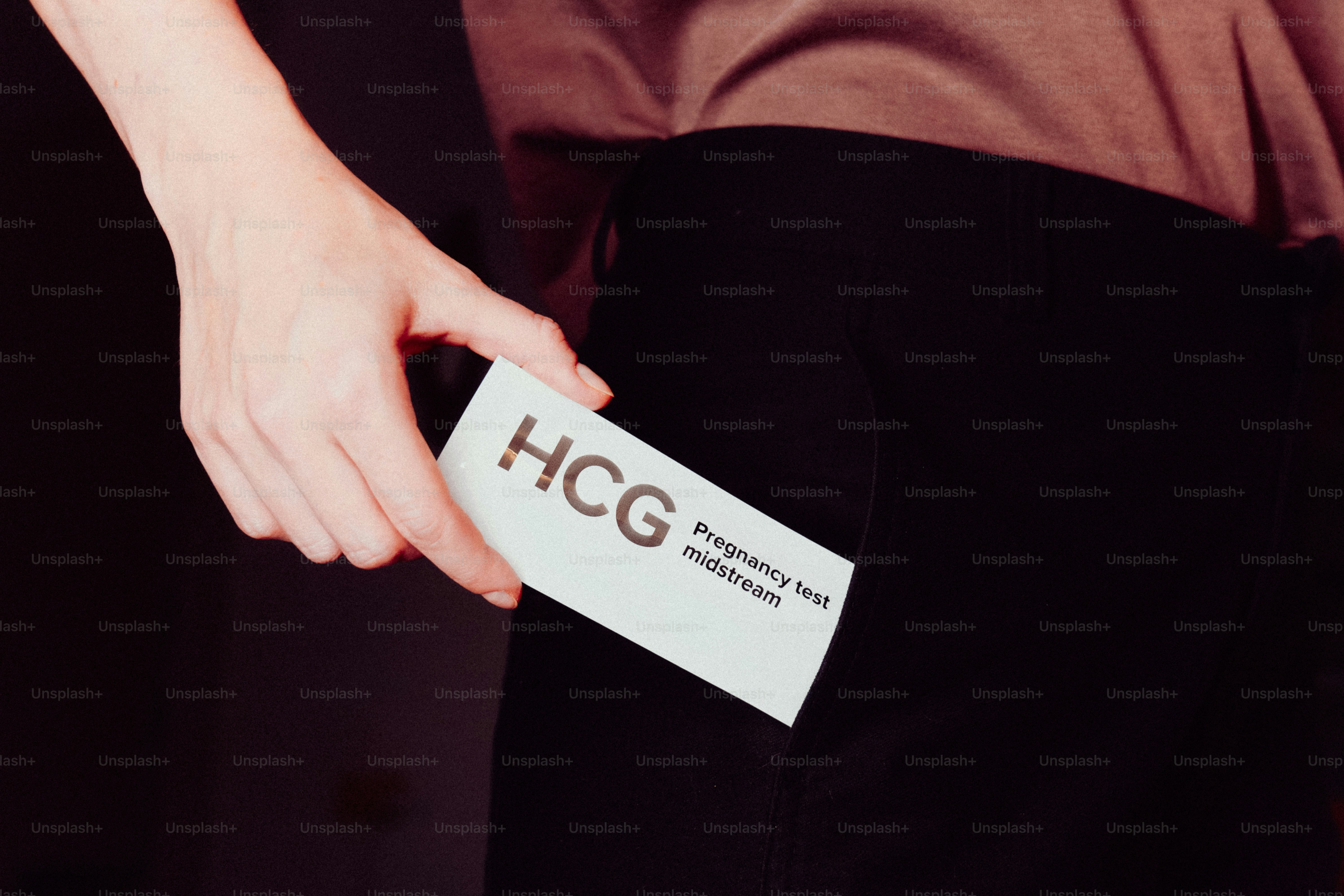 Karte mit hcg-Schwangerschaftstest in der Hand gehalten
