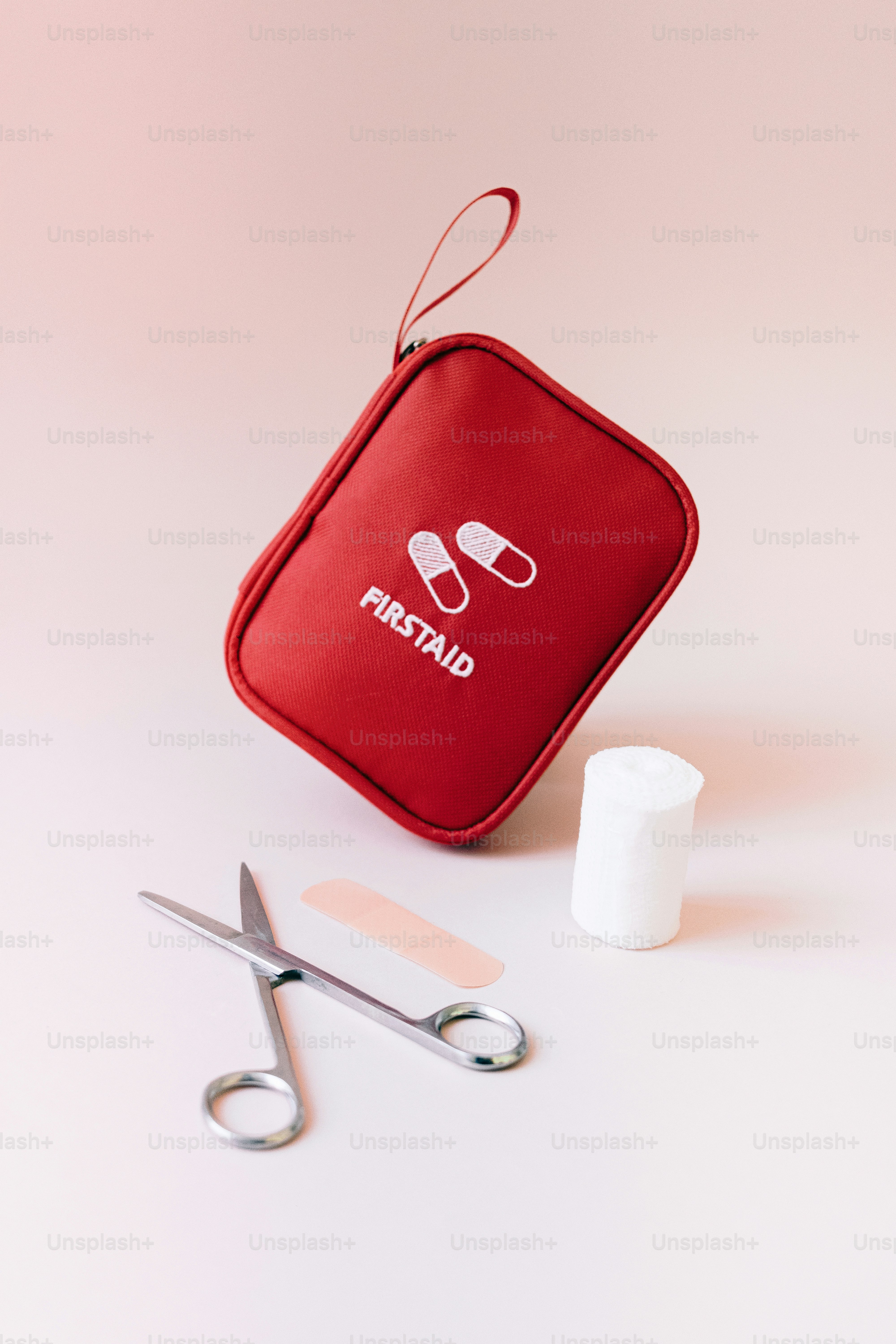 Kit de primeiros socorros com tesoura, bandagens e fita adesiva
